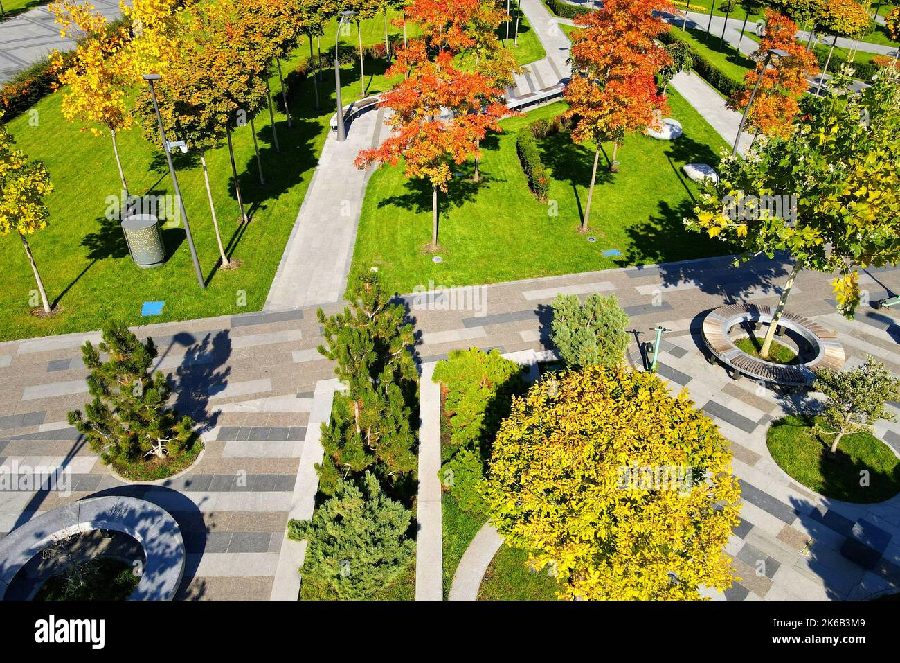 Arbres et feuilles d'orange jaune. Parc de rue d'automne, aménagement paysager dans la ville de Dnipro, Dnepr Ukraine, photographie aérienne. Banque D'Images