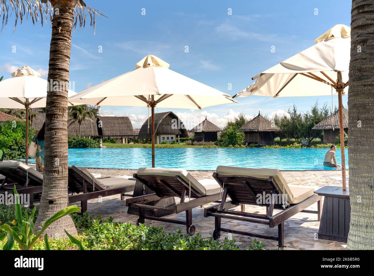 MUI ne Bay Resort, ville de Phan Thiet, province de Binh Thuan Vietnam - 9 octobre 2022: Piscine, parasols et chaises longues à la baie 4 étoiles de Mui ne Banque D'Images