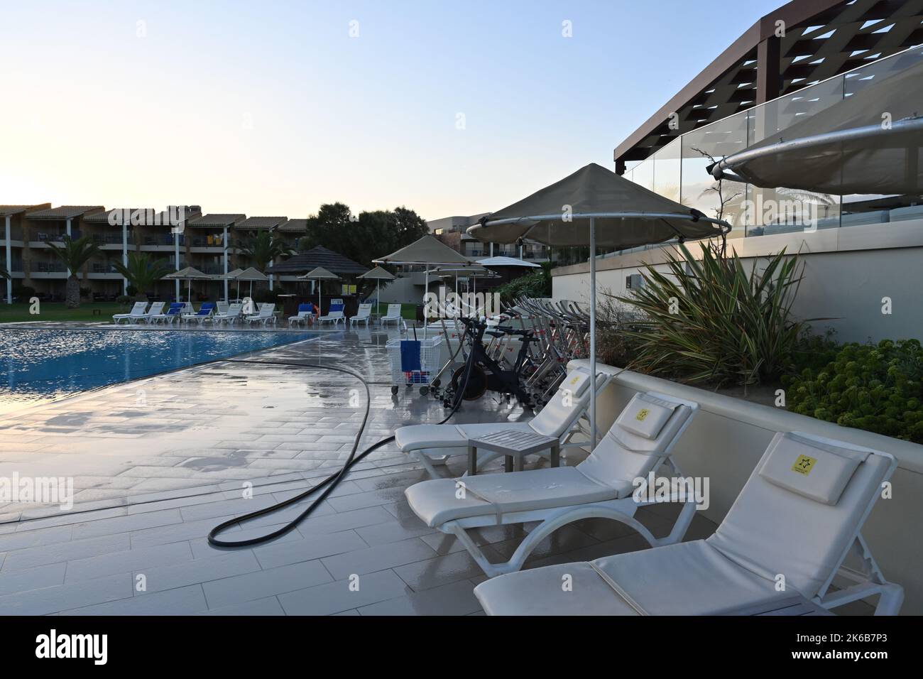 Vue depuis la terrasse du restaurant sur la piscine et les aqua-vélos dans le complexe de vacances TUI Magic Life Candia Maris. Banque D'Images