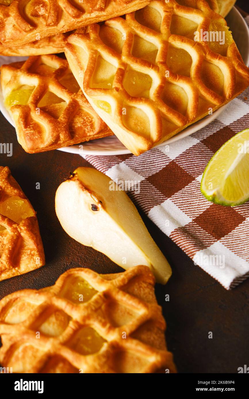 Mini-tourtes de pâte fraîche avec confiture de poire et de lime Banque D'Images