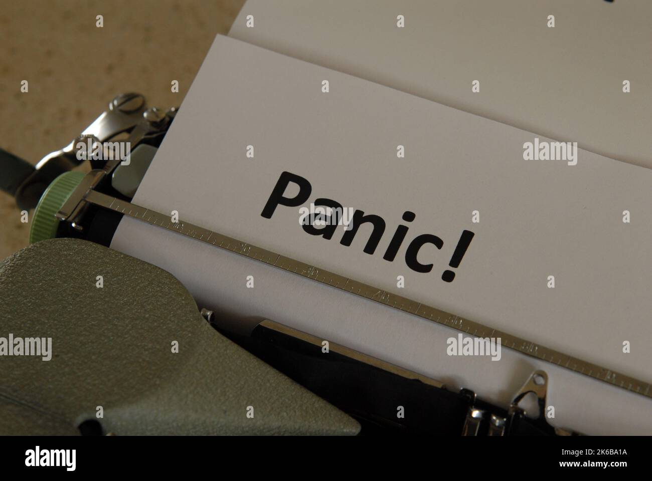 Mots émotifs affichés sur une machine à écrire Banque D'Images