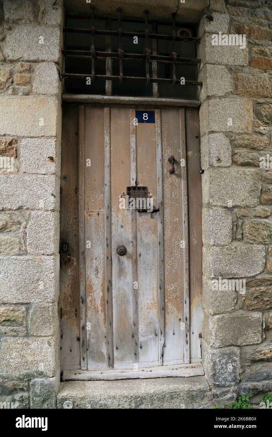 Ancienne porte en bois avec boîte aux lettres et grill sur l'ancienne porte de la porte Saint-Jean dans la rue Brizeux, vannes, Morbihan, Bretagne, France Banque D'Images
