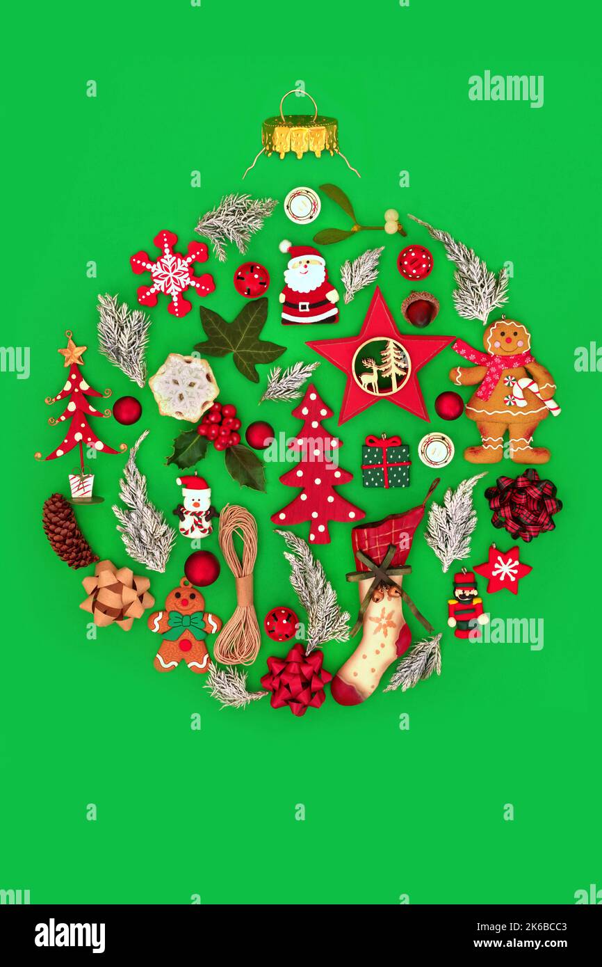 Allez vert pour Noël forme ronde arbre boule décoration concept avec des ornements naturels, des symboles, neige couvert de sapin et de la faune. Résumé écologique. Banque D'Images