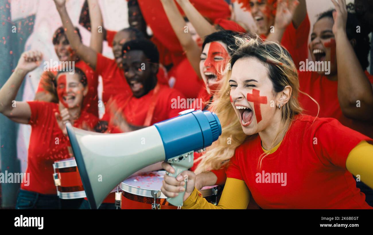 Les fans de football exclatent pendant le match de football de leur équipe préférée - Sport Entertainment concept Banque D'Images