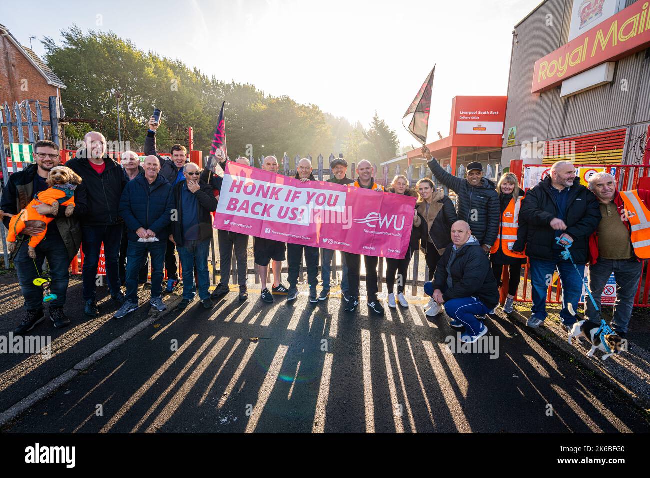 Liverpool, Royaume-Uni. 13th octobre 2022 - Royal Mail Workers à l'extérieur du bureau de livraison de Liverpool South East à Wavertree, Liverpool. Les travailleurs postaux ont lancé aujourd'hui une grève de 24 heures dans le cadre d'un long conflit sur les salaires et les conditions, avec davantage d'actions industrielles prévues pour les semaines à venir. Crédit : Christopher Middleton/Alay Live News Banque D'Images