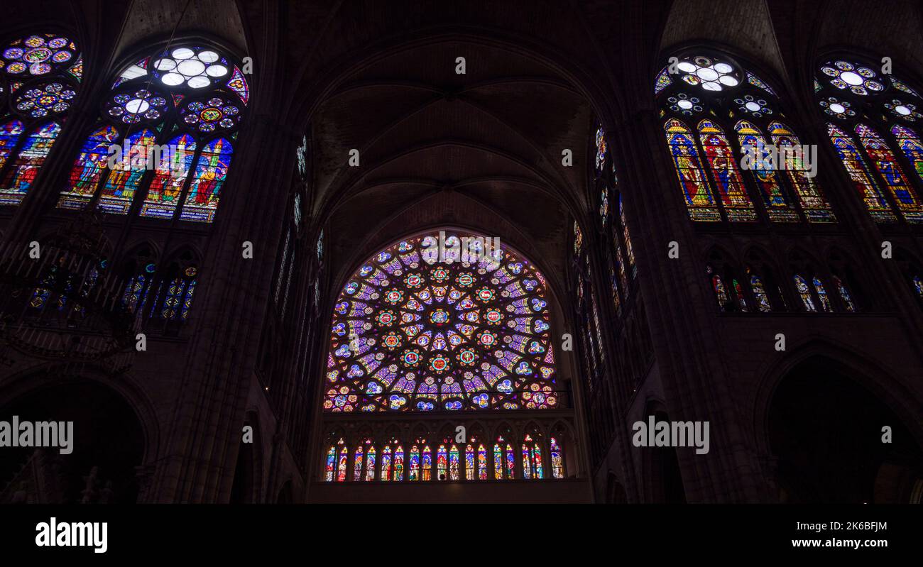 Vitraux de roseraie du transept sud et des fenêtres voisines du 13th siècle, basilique Saint-Denis, Paris, France Banque D'Images