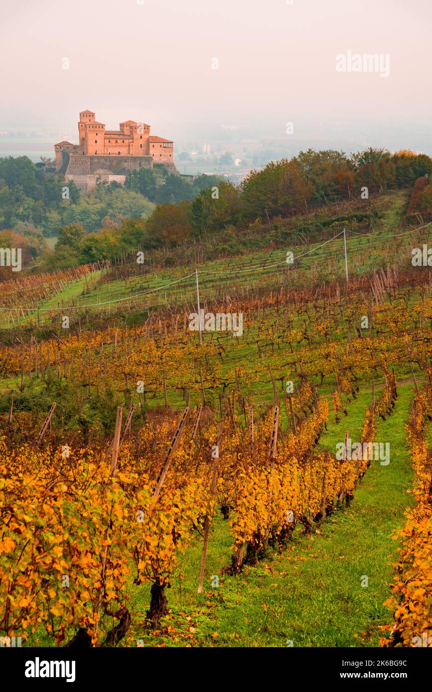 Parme, Italie,13.10.2022: Célèbre château de Torrechiara avec vignobles aux couleurs de l'automne Banque D'Images