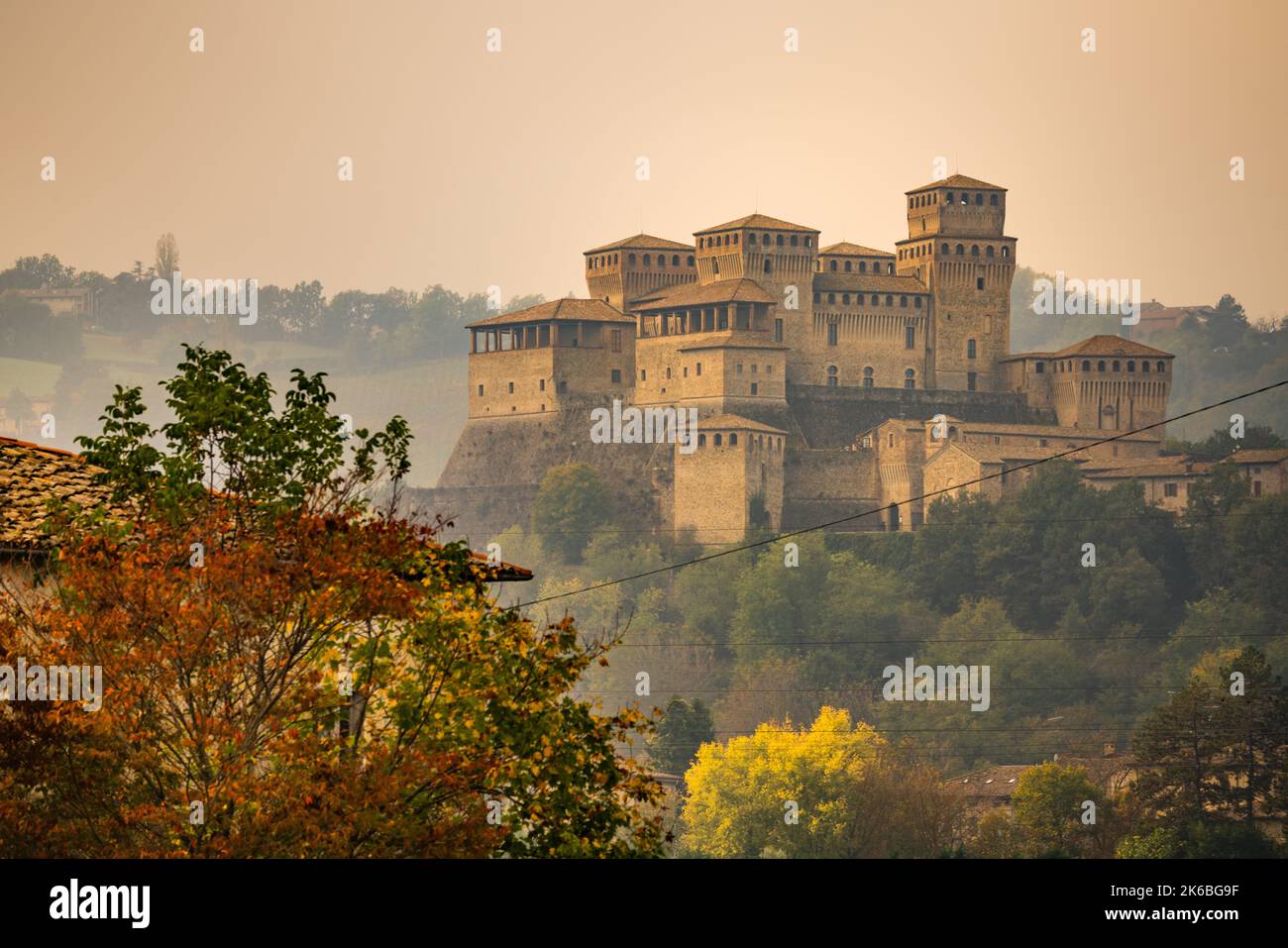 Parme, Italie,13.10.2022: Célèbre château de Torrechiara avec vignobles aux couleurs de l'automne Banque D'Images
