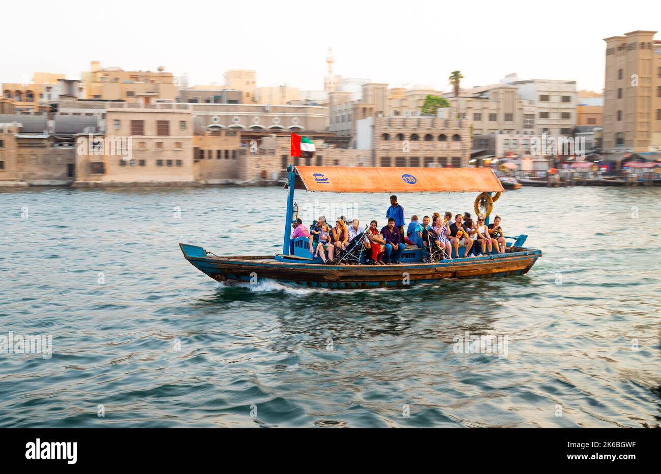 Le traditionnel ferry en bois sur la crique dans la vieille ville de Bur Dubai, Dubaï Banque D'Images