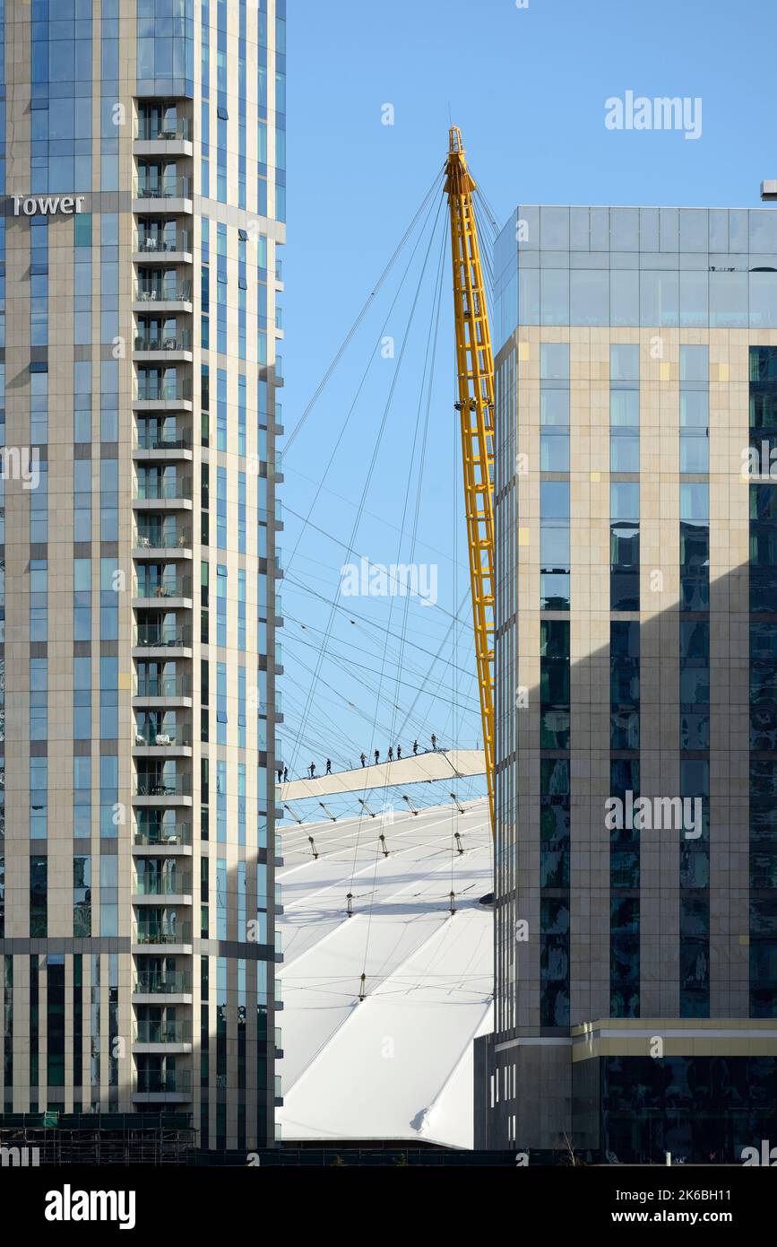 Les visiteurs se rendent à l'aréna O2 avec l'hôtel Intercontinental au premier plan, la péninsule de Greenwich, Peninsula Square, South EA Banque D'Images