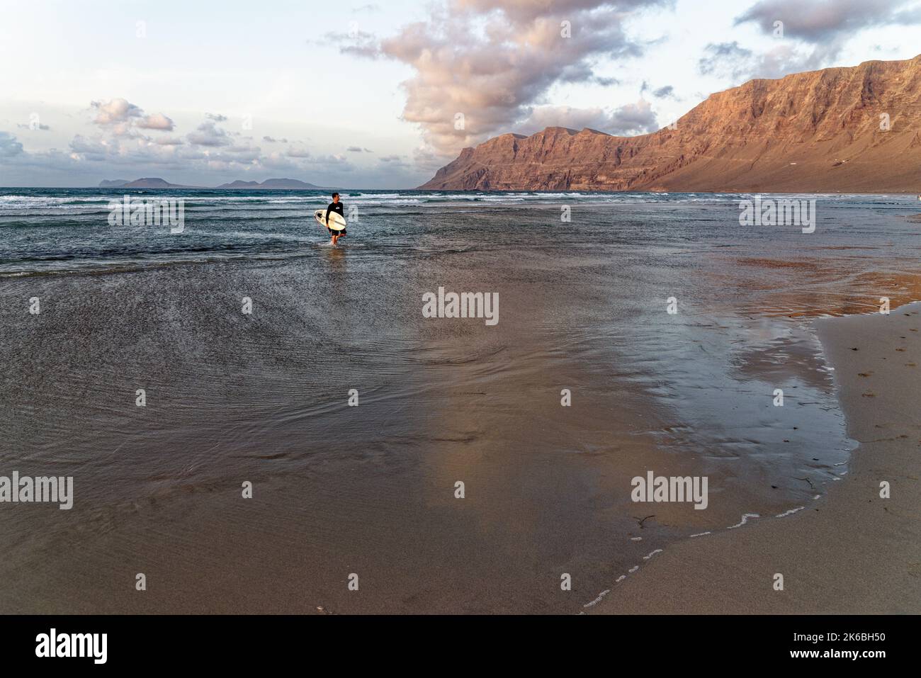 Surfeur de corps à la plage de Famara, montagnes de Famara, la Caleta de Famara, île de Lanzarote, îles Canaries, Espagne, Europe - 9th de septembre 2022 Banque D'Images