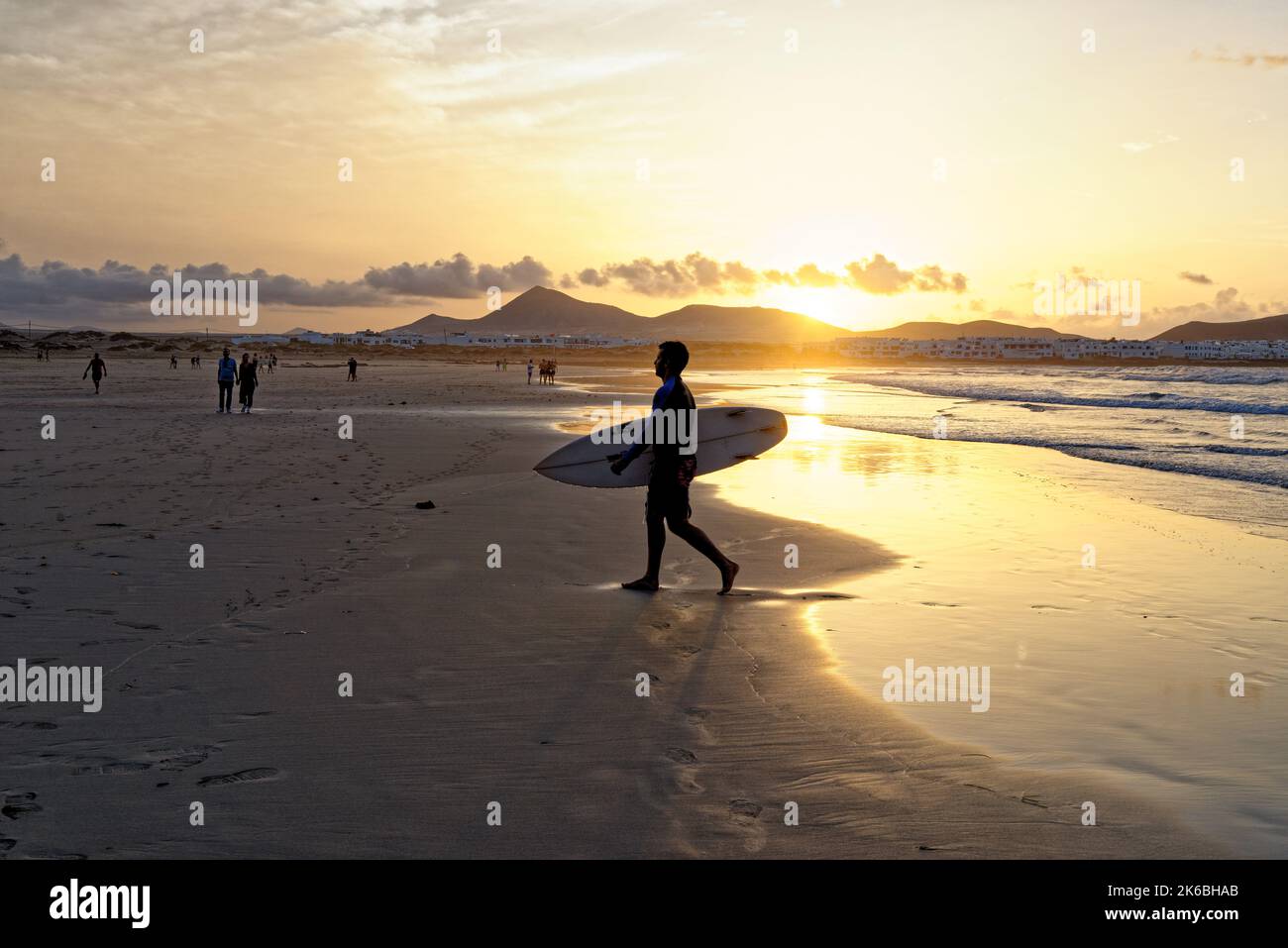 Surfeur de corps à la plage de Famara, montagnes de Famara, la Caleta de Famara, île de Lanzarote, îles Canaries, Espagne, Europe - 9th de septembre 2022 Banque D'Images