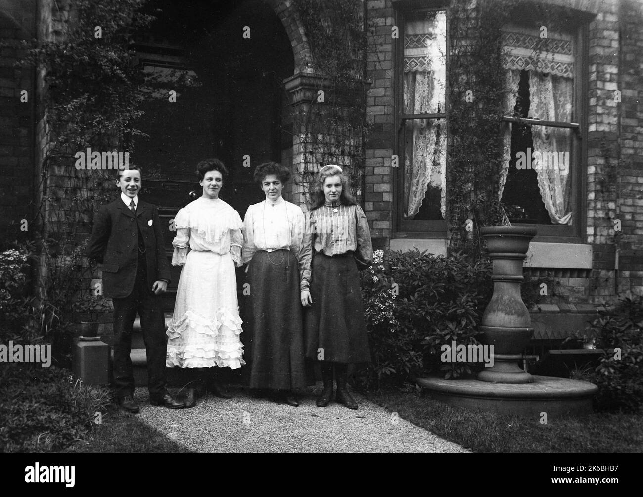 Famille édouardienne mère et adolescents Banque D'Images