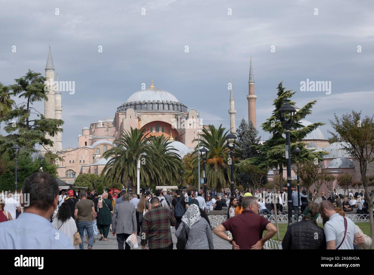 Istanbul, Turquie - 27 -09-2022 : personnes marchant de la place Sultanahmet à Sainte-Sophie par une journée nuageux. Mosquée Sainte-Sophie en arrière-plan. Banque D'Images