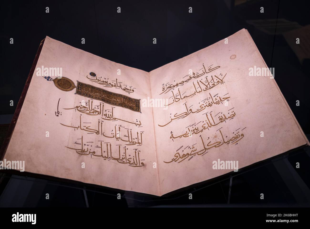 Istanbul, Turquie - 27 -09-2022 : ancien livre écrit en arabe au Musée des civilisations islamiques turques Banque D'Images