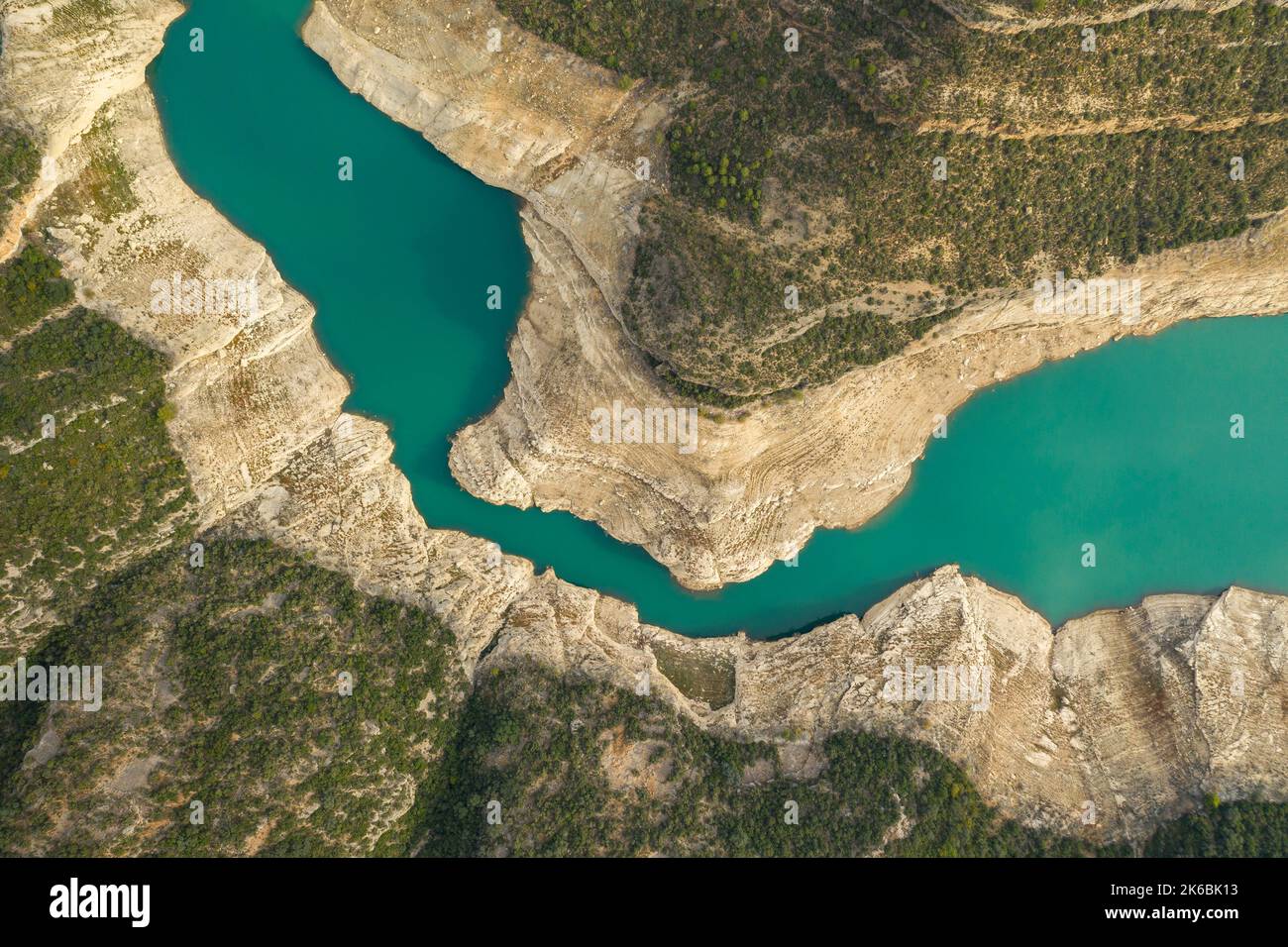 Vue aérienne du réservoir Canelles presque sec pendant la sécheresse de 2022 (Ribagorza, Huesca, Aragon, Espagne, Pyrénées) Banque D'Images