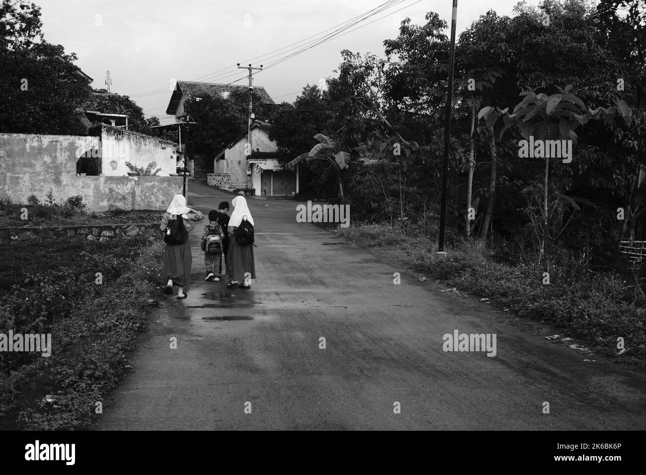 Cikancung, West Java, Indonésie - 05 octobre 2022 : photos monochromes, photos d'enfants qui marchent à l'école Banque D'Images