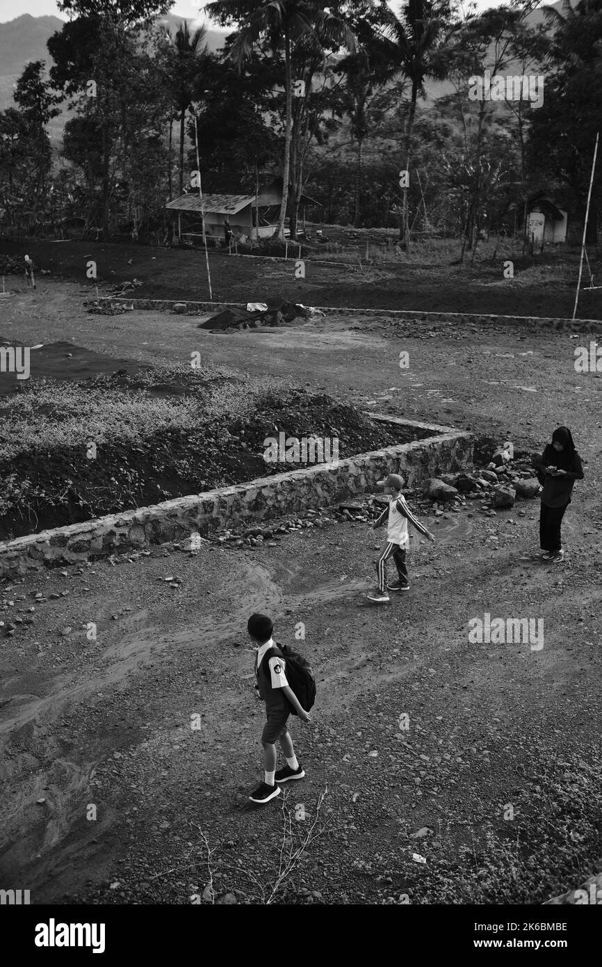 Cikancung, West Java, Indonésie - 05 octobre 2022 : photos monochromes, photos d'enfants qui marchent à l'école Banque D'Images