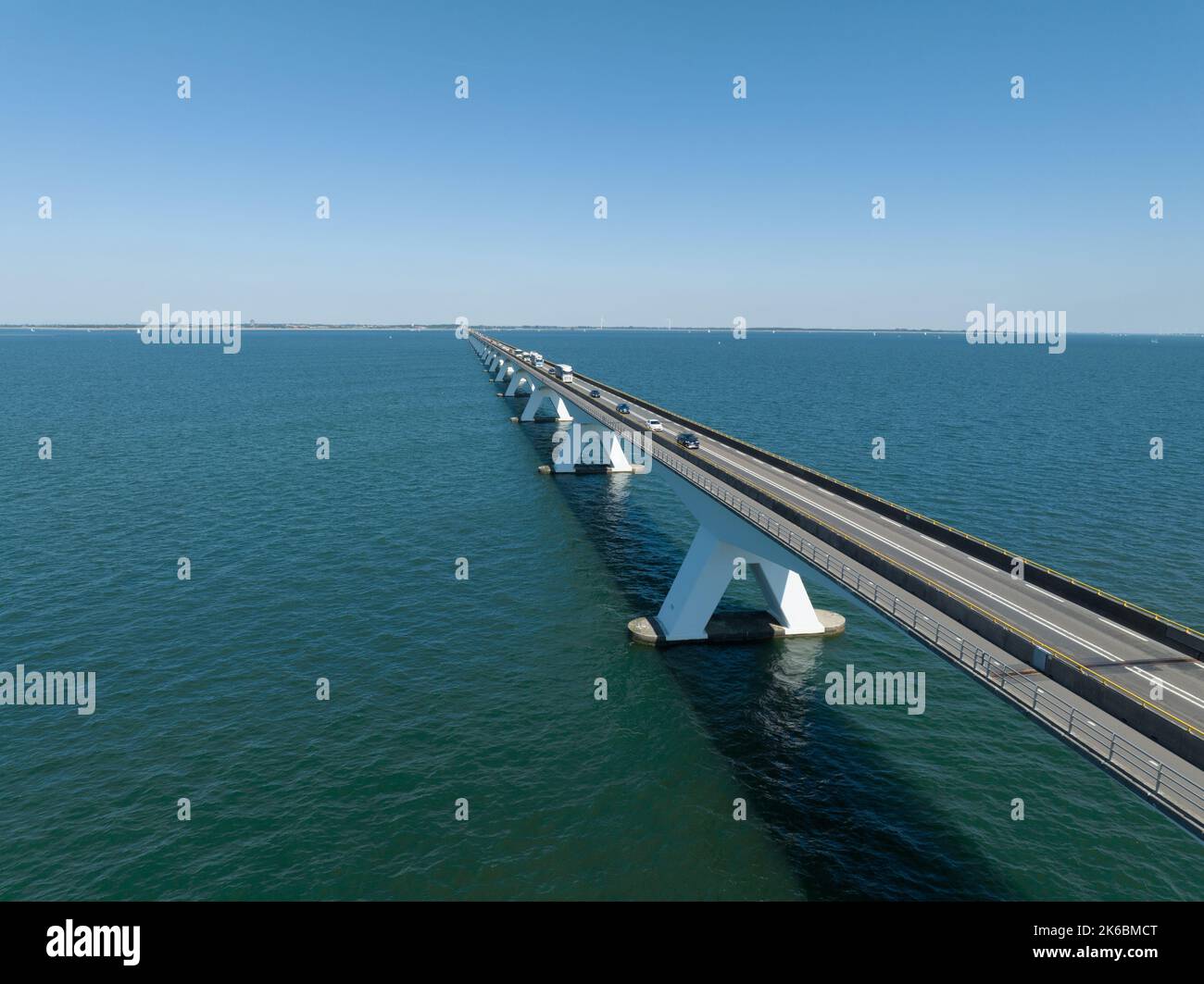 Pont de Zeelandbridge à l'infini dans la vue aérienne de drone de distance. Partie de Delta fonctionne. Infrastructure néerlandaise holland Zeeland. Livraison du transport Banque D'Images