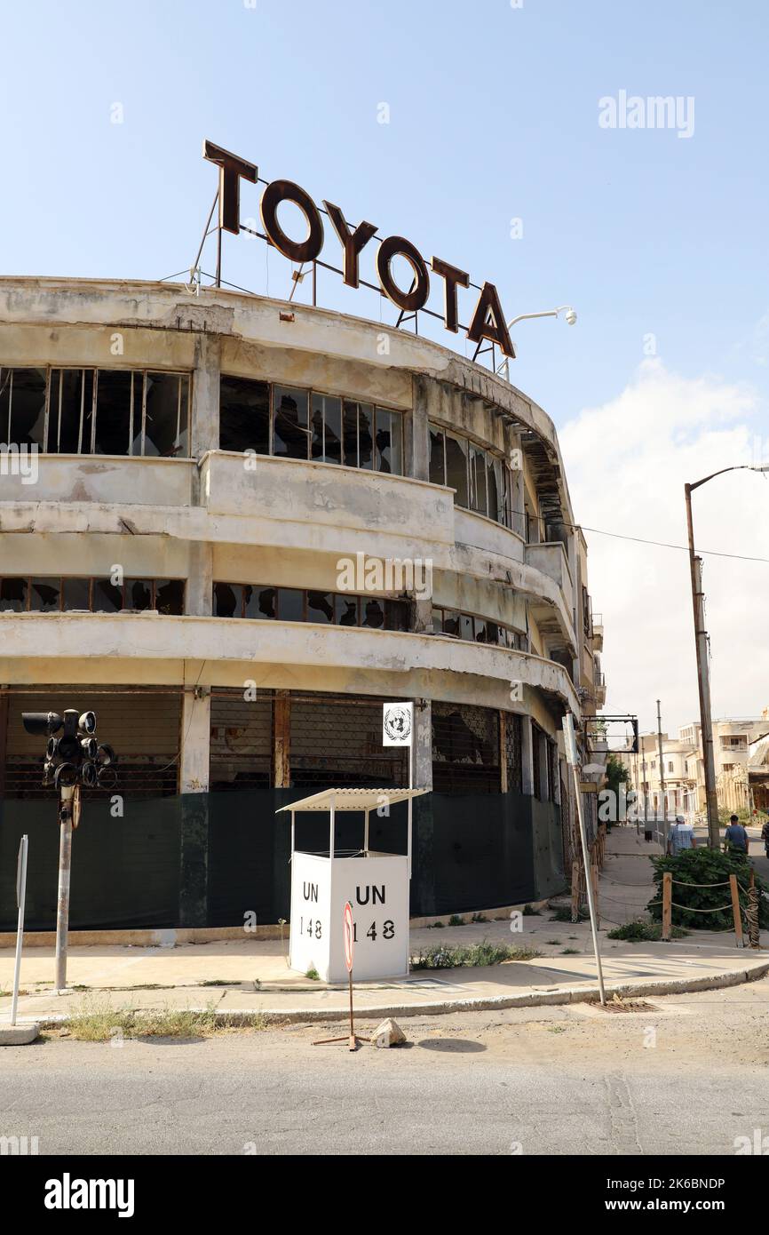 Toyota a abandonné la salle d'exposition de voitures, Varosha Ghost Town; Famagusta (Gazimagusa); Replublic turc de Chypre du Nord Banque D'Images