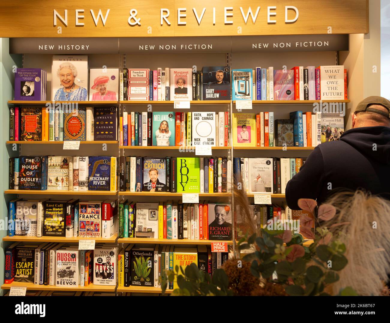 Nouveaux livres d'histoire et de non-fiction, sélection de livres sur les étagères, librairie Waterstones, Angleterre, Royaume-Uni Banque D'Images