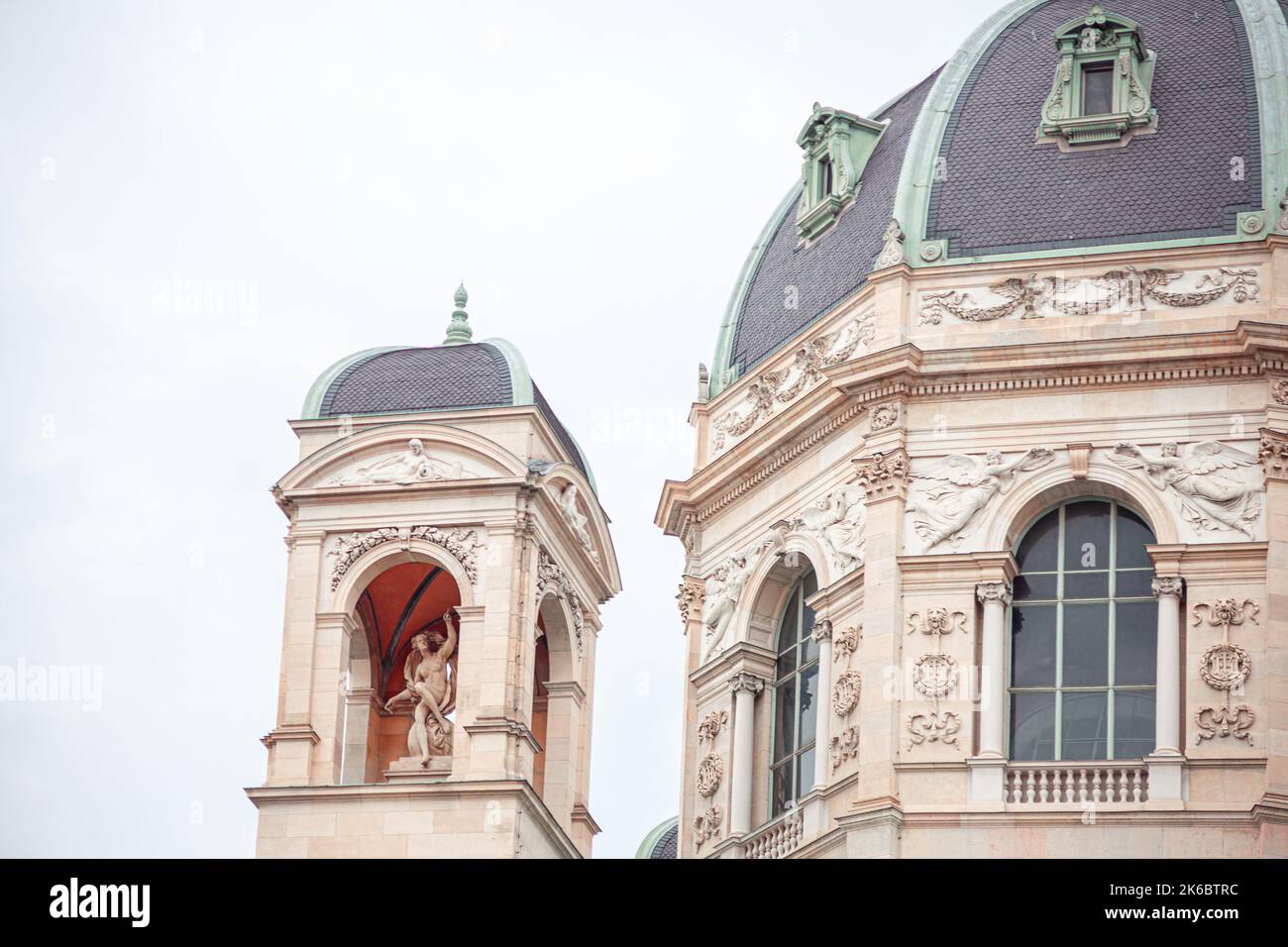 Coupole avec sculptures . Toit du Musée d'Histoire naturelle de Vienne Banque D'Images