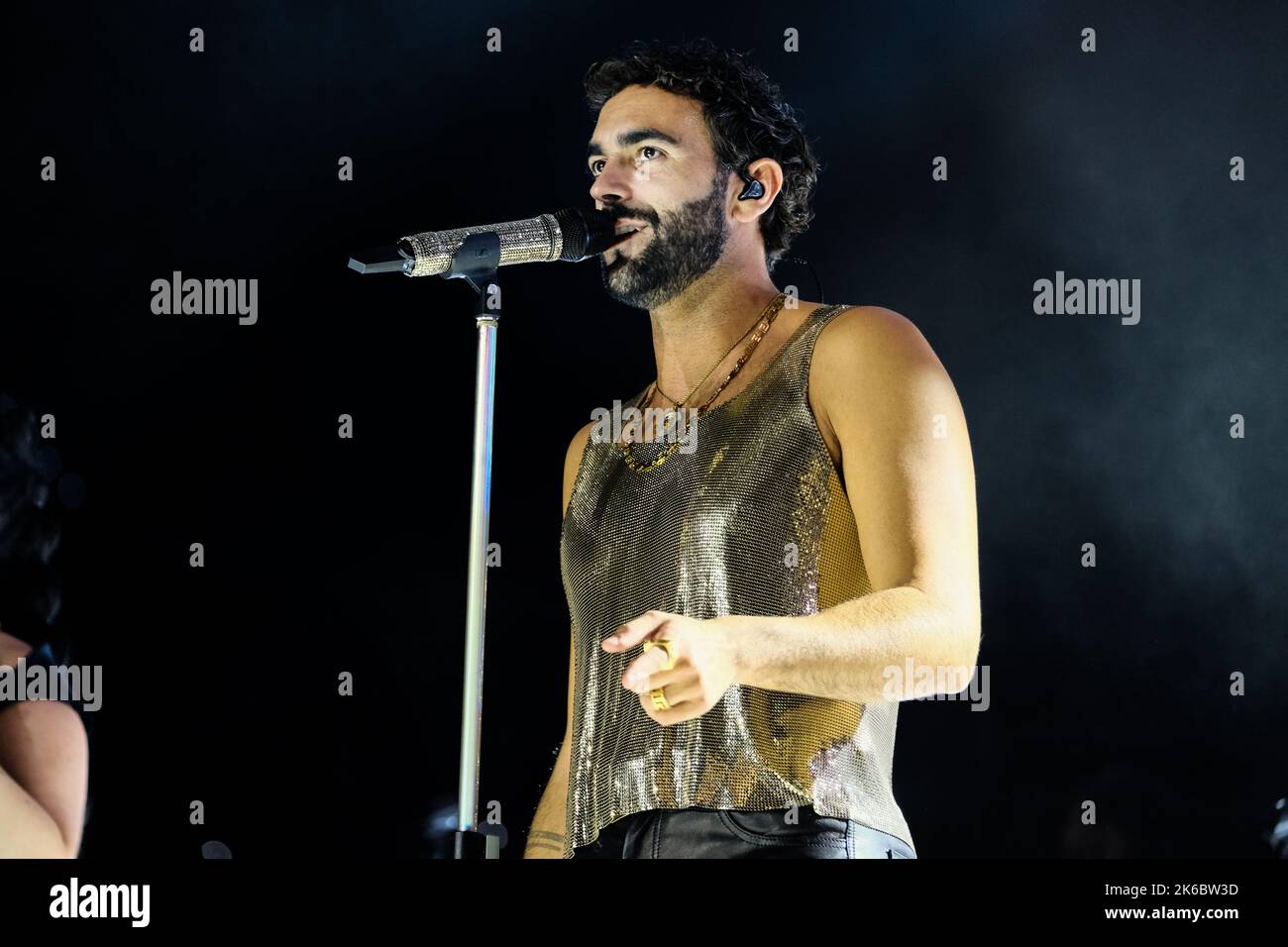 Le chanteur italien Marco Mengoni se produit sur la scène du Pala