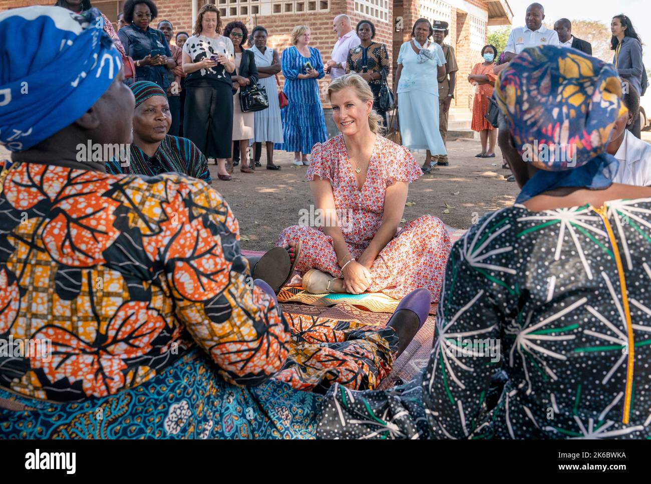 La comtesse de Wessex rencontre les bénéficiaires de la chirurgie oculaire TT (trichiasis trachomateux) à la clinique Maganga de Salima, au Malawi. Date de la photo: Jeudi 13 octobre 2022. Banque D'Images