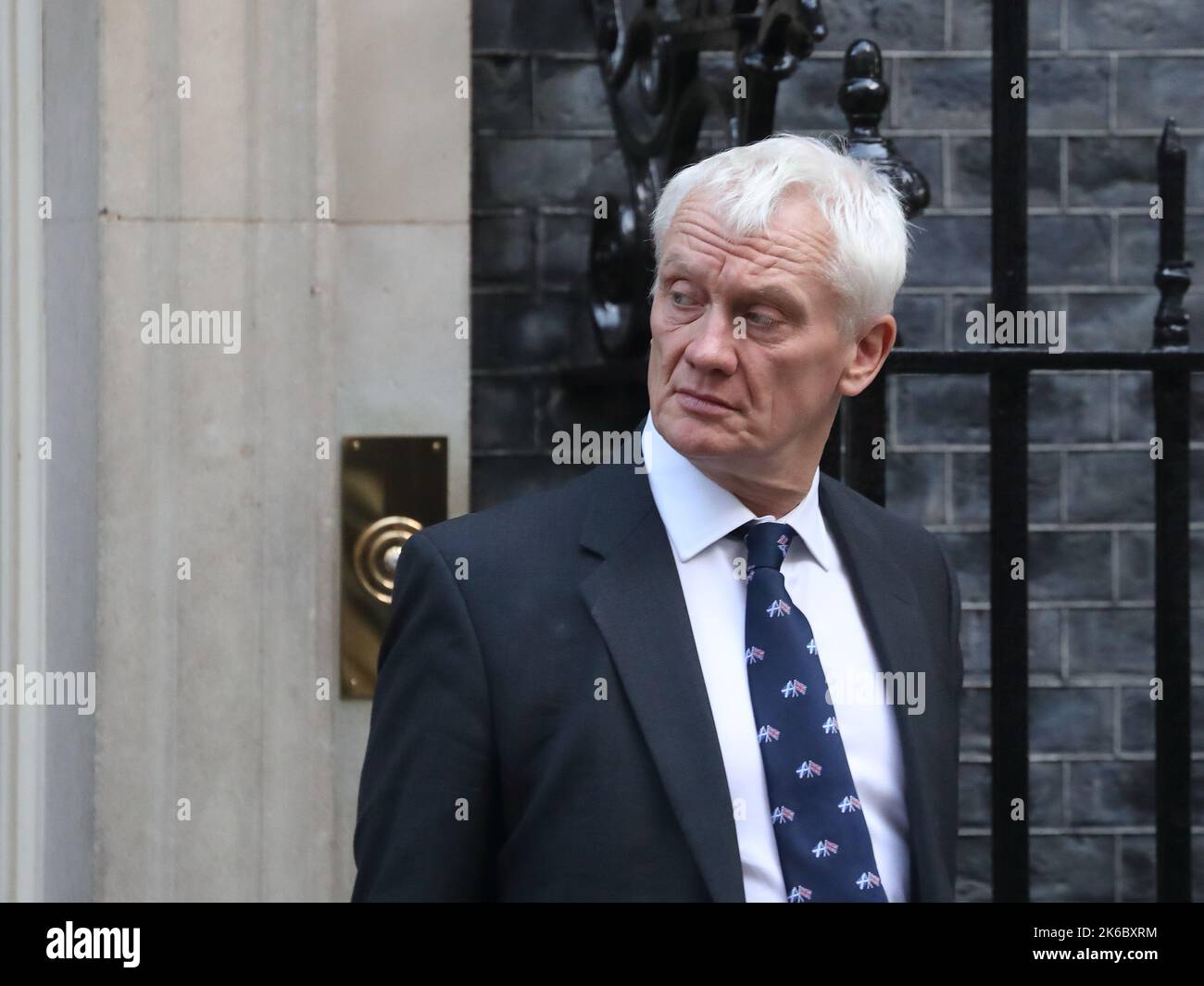 Londres, Royaume-Uni. 11th octobre 2022. Le ministre d'État chargé du climat, Graham Stuart, quitte Downing Street no 10 après la réunion hebdomadaire du Cabinet. Banque D'Images