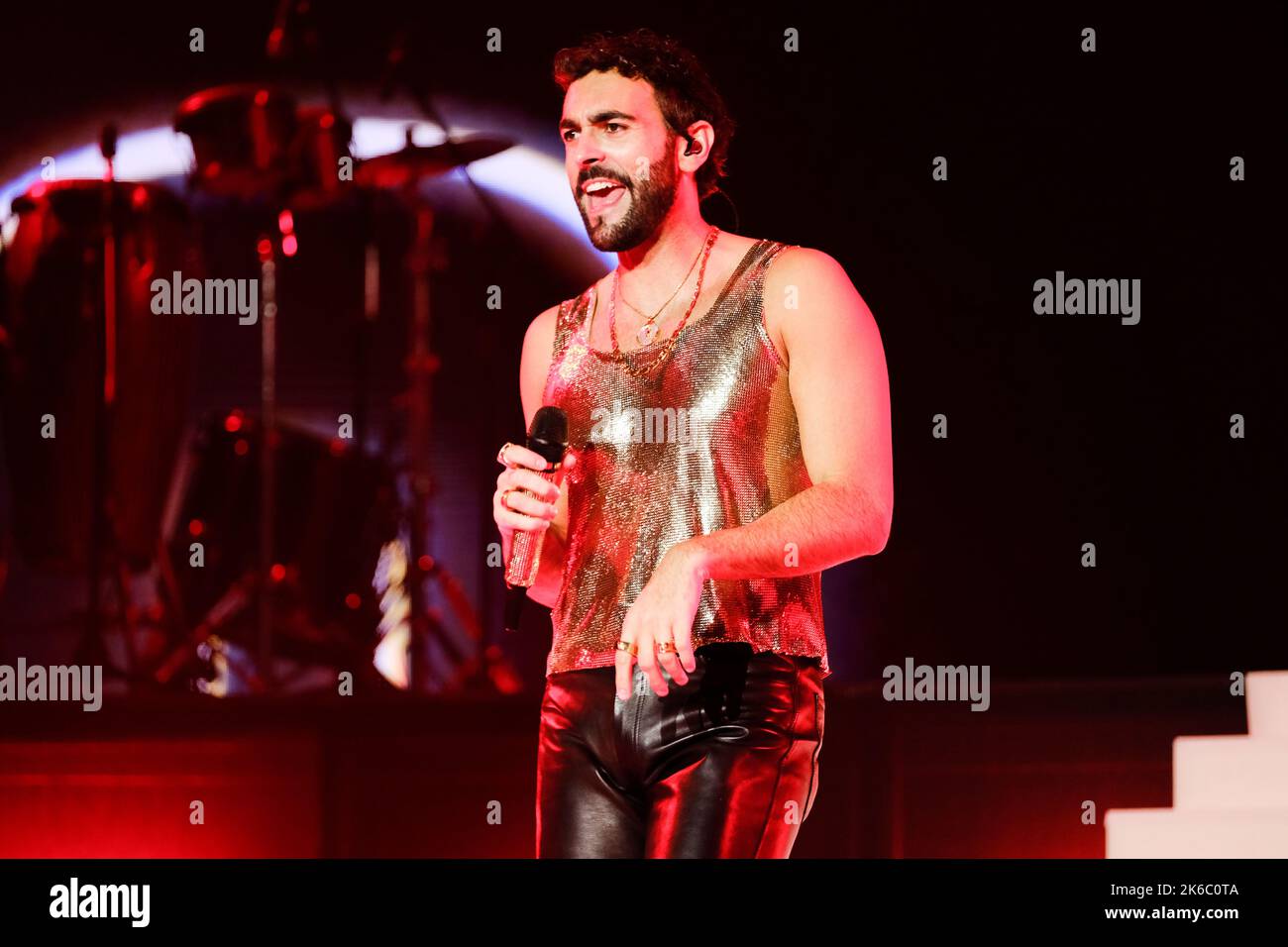 12 octobre 2022, Turin, Turin, Italie: Le chanteur italien Marco Mengoni se produit sur la scène de la Pala Alpitour à Turin avec sa tournée 'Mengoni Live 2022' (Credit image: © Bruno Brizzi/Pacific Press via ZUMA Press Wire) Banque D'Images