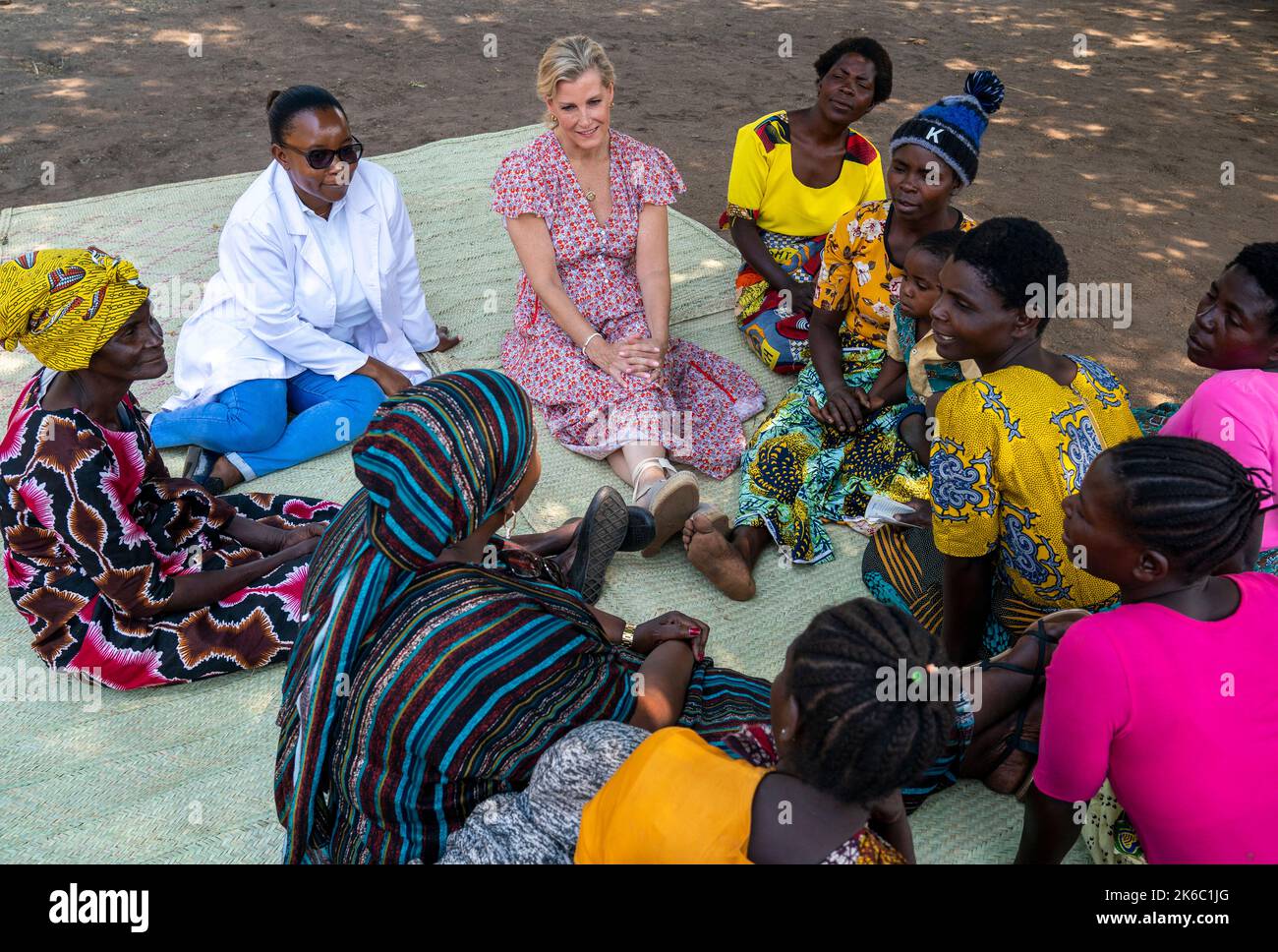 La comtesse de Wessex rencontre la famille de Mme Litens Dalali à son domicile dans le village de Mgawi, après sa chirurgie oculaire TT (trichiasis trachomate) lors d'une visite au Malawi. Date de la photo: Jeudi 13 octobre 2022. Banque D'Images