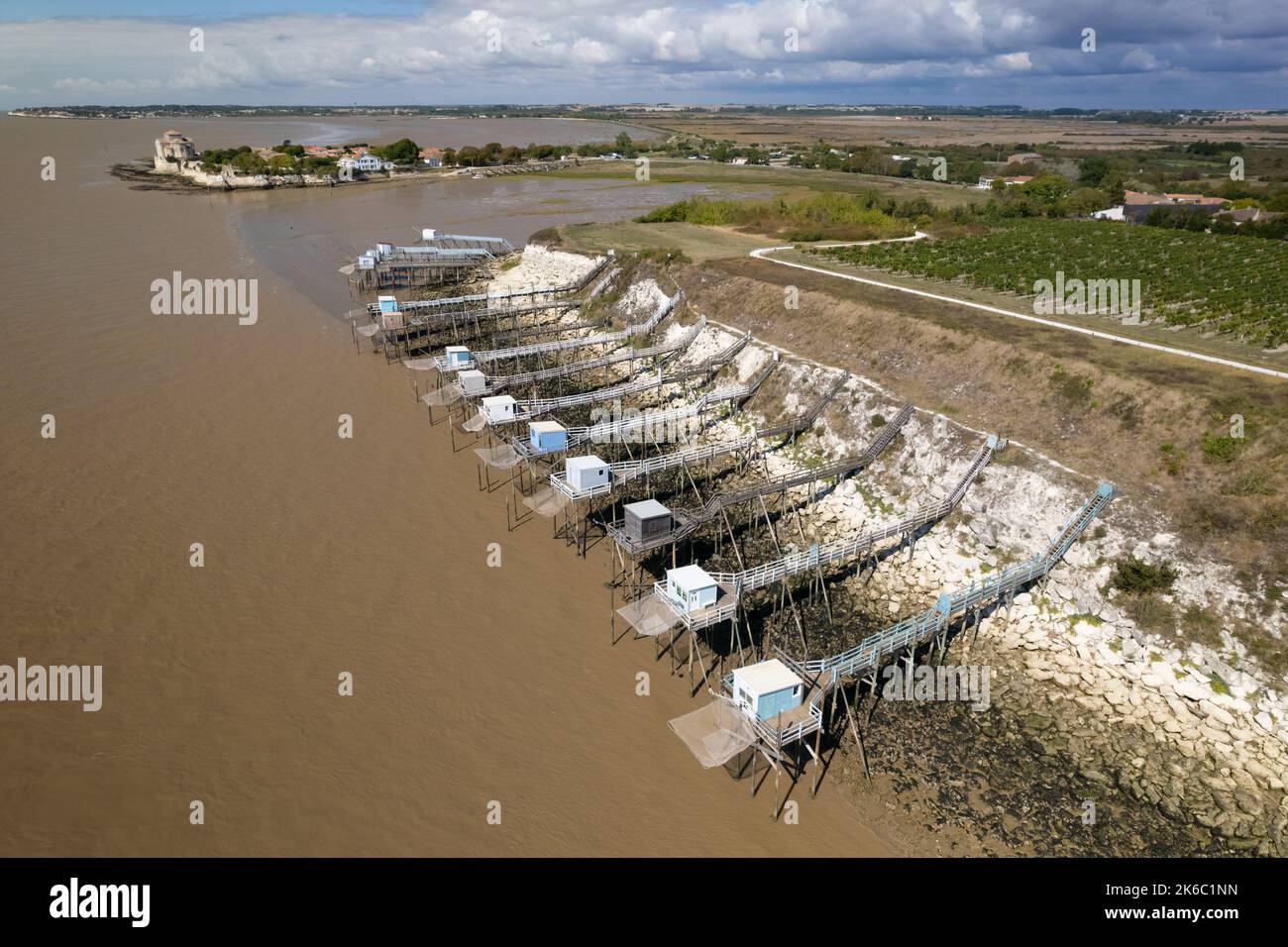 Vue aérienne des huttes traditionnelles de pêche en bois le long des berges de l'estuaire de la Gironde, France Banque D'Images