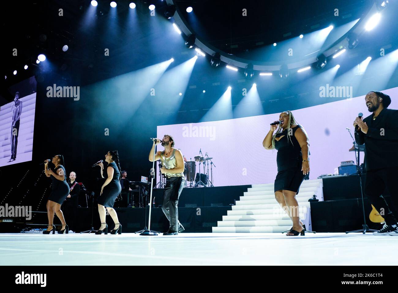 12 octobre 2022, Turin, Turin, Italie: Le chanteur italien Marco Mengoni se produit sur la scène de la Pala Alpitour à Turin avec sa tournée 'Mengoni Live 2022' (Credit image: © Bruno Brizzi/Pacific Press via ZUMA Press Wire) Banque D'Images