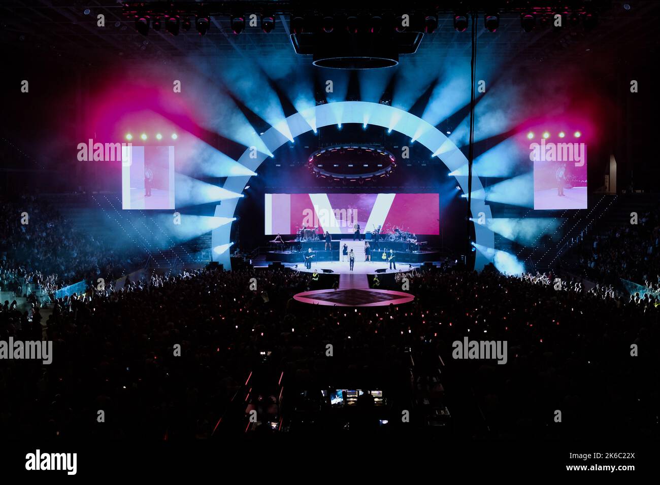 12 octobre 2022, Turin, Turin, Italie: Le chanteur italien Marco Mengoni se produit sur la scène de la Pala Alpitour à Turin avec sa tournée 'Mengoni Live 2022' (Credit image: © Bruno Brizzi/Pacific Press via ZUMA Press Wire) Banque D'Images