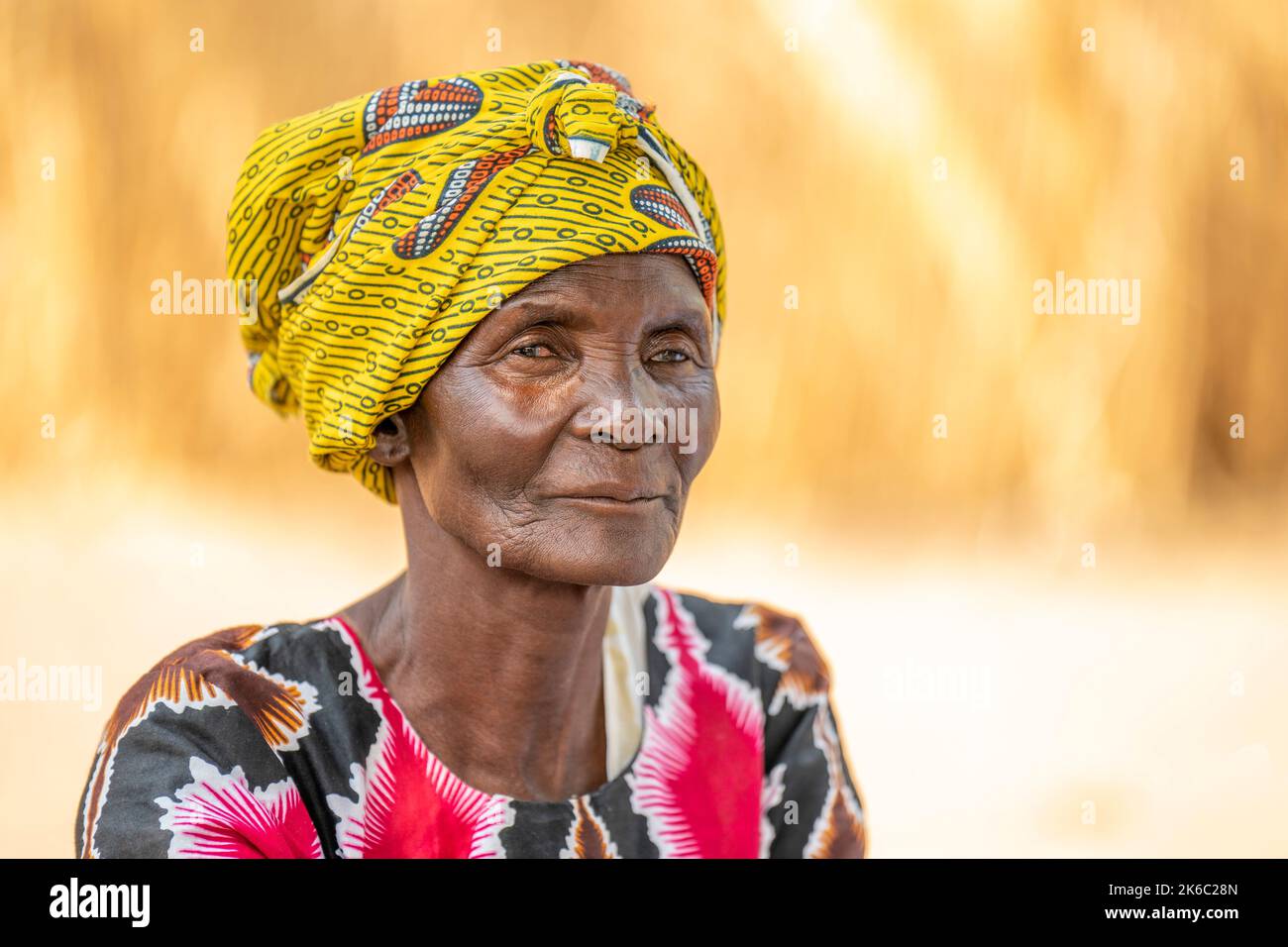 Mme Litens Dalali, lors d'une rencontre avec la comtesse de Wessex, dans sa maison du village de Mgawi, après sa chirurgie oculaire TT (trichiasis trachomate) à la clinique Maganga de Salima, au Malawi. Date de la photo: Jeudi 13 octobre 2022. Banque D'Images