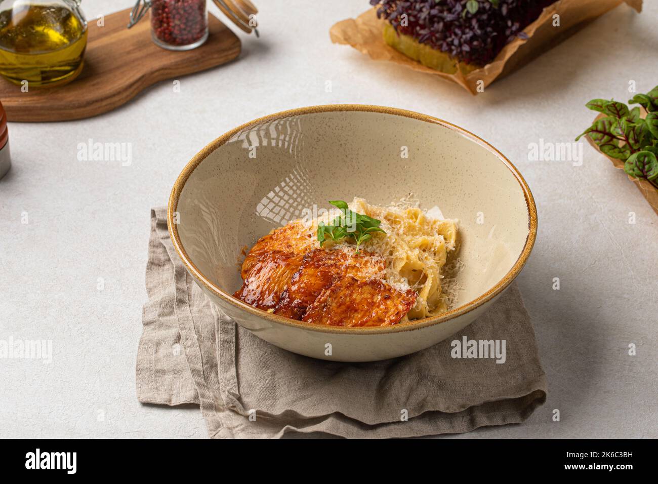 Portion de pâtes de fettuccine avec poulet grillé Banque D'Images