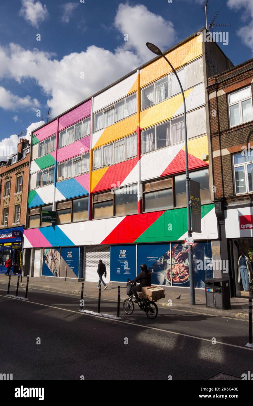 Un bâtiment multicolore coloré sur King Street, Hammersmith, West London, Angleterre, Royaume-Uni Banque D'Images
