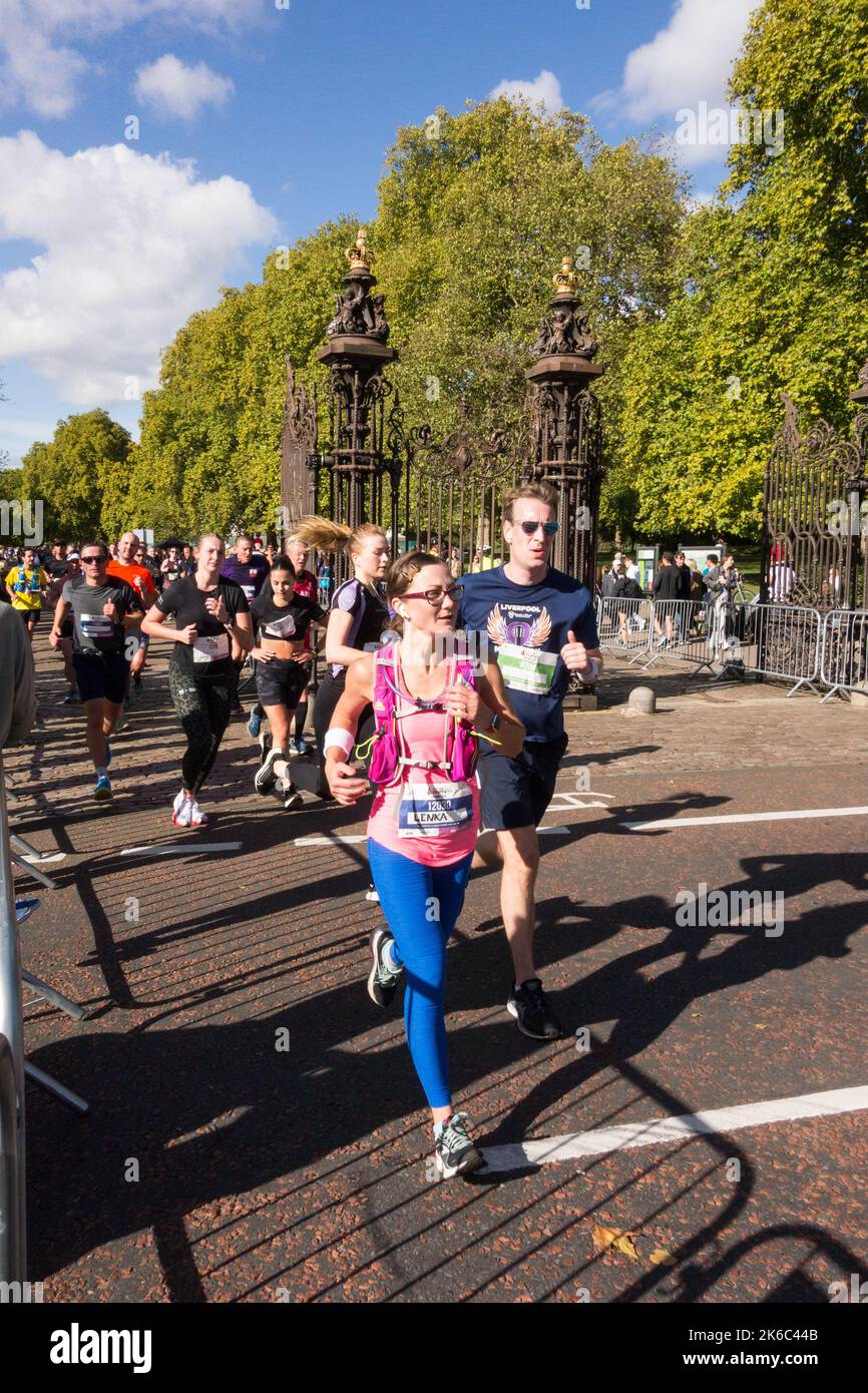 Coureurs participant au semi-marathon Royal Parks, South Carriage Drive, Hyde Park, Londres, Angleterre, ROYAUME-UNI Banque D'Images