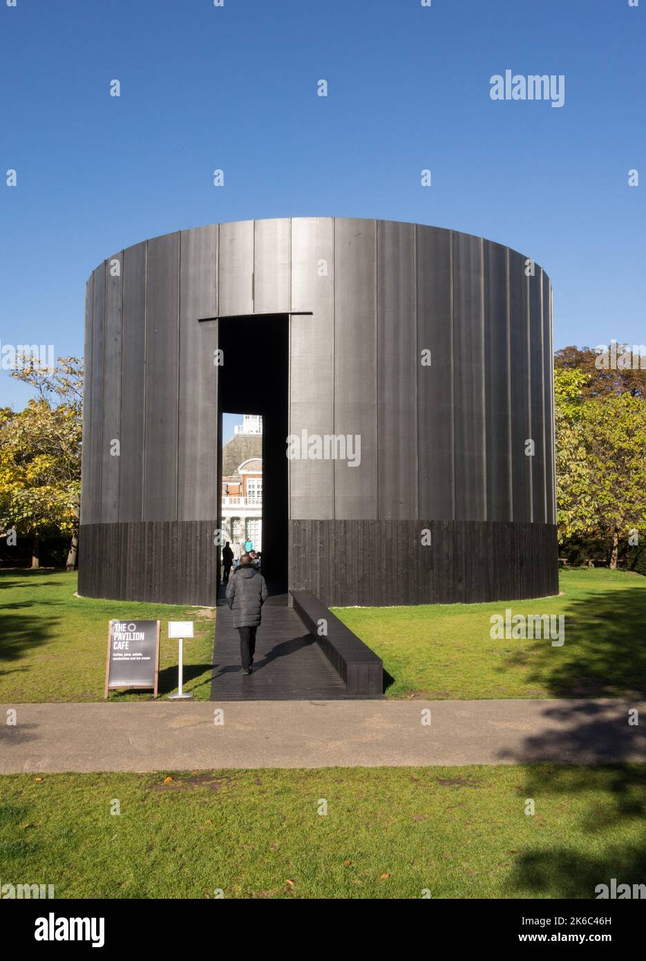 Black Chapel Serpentine Pavilion 2022 conçu par Theaster Gates, Hyde Park, Londres, Angleterre, Royaume-Uni Banque D'Images