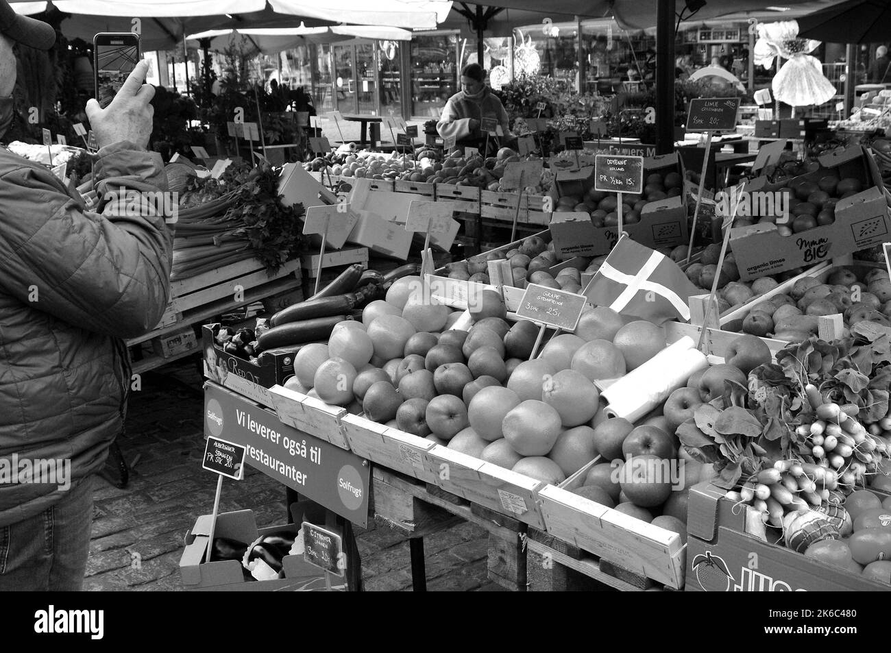 Copenhague/Danemark/.13 octobre 2022/acheteurs d'épicerie chez .fruit and légume vendor at torvhallerne dans la capitale danoise openhagen ( .photo..Francis Joseph Dean/Dean Pictures) Banque D'Images