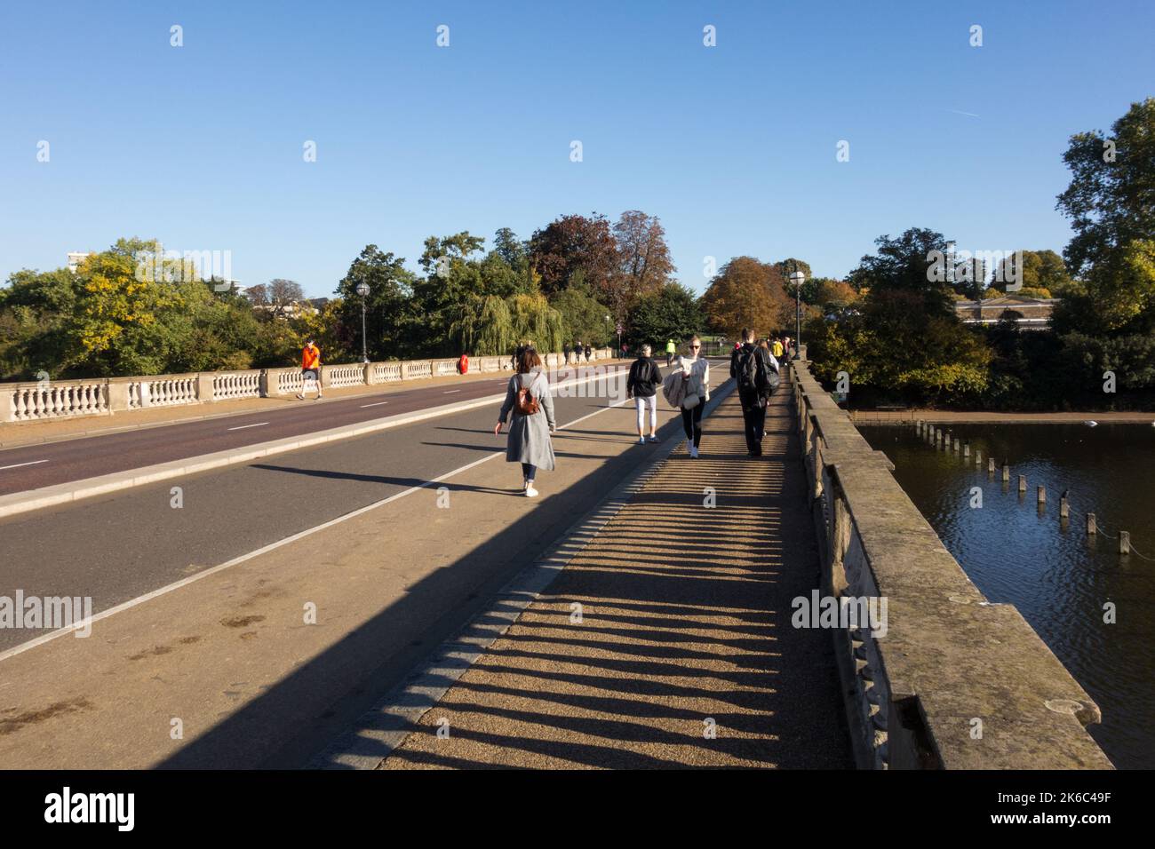 Les gens qui traversent le pont Serpentine de John Rennie qui sépare Hyde Park et Kensington Gardens, le Serpentine, Londres, Angleterre, Royaume-Uni Banque D'Images