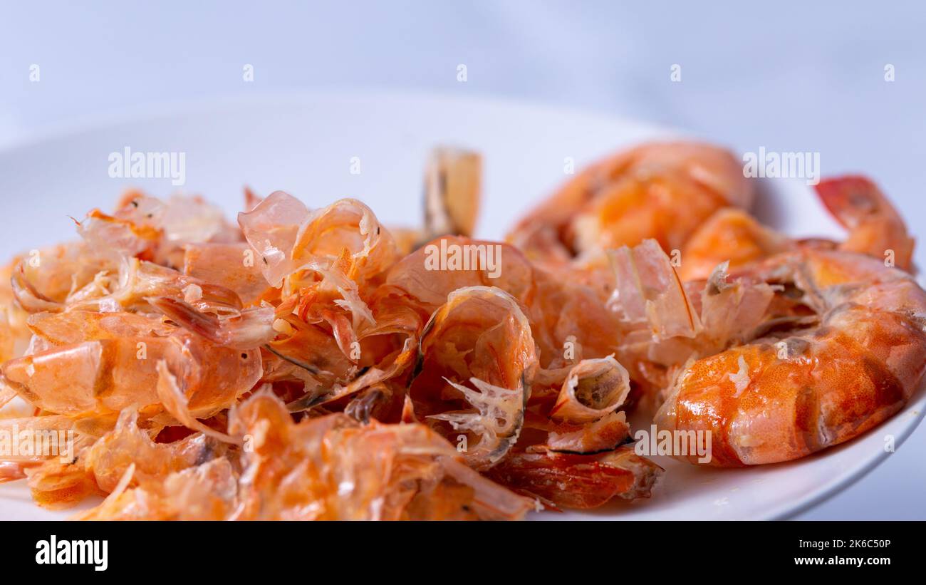 déchets de crevettes, coquilles de crevettes sur l'assiette Banque D'Images