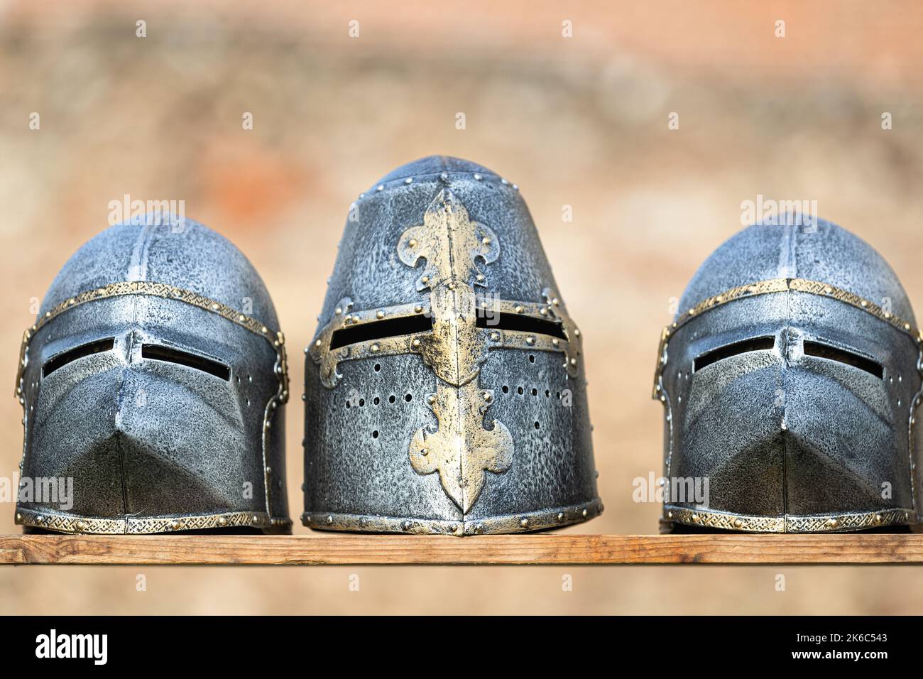 trois casques médiévaux sur une planche en bois Banque D'Images trois casques médiévaux sur une planche en bois Banque D'Images