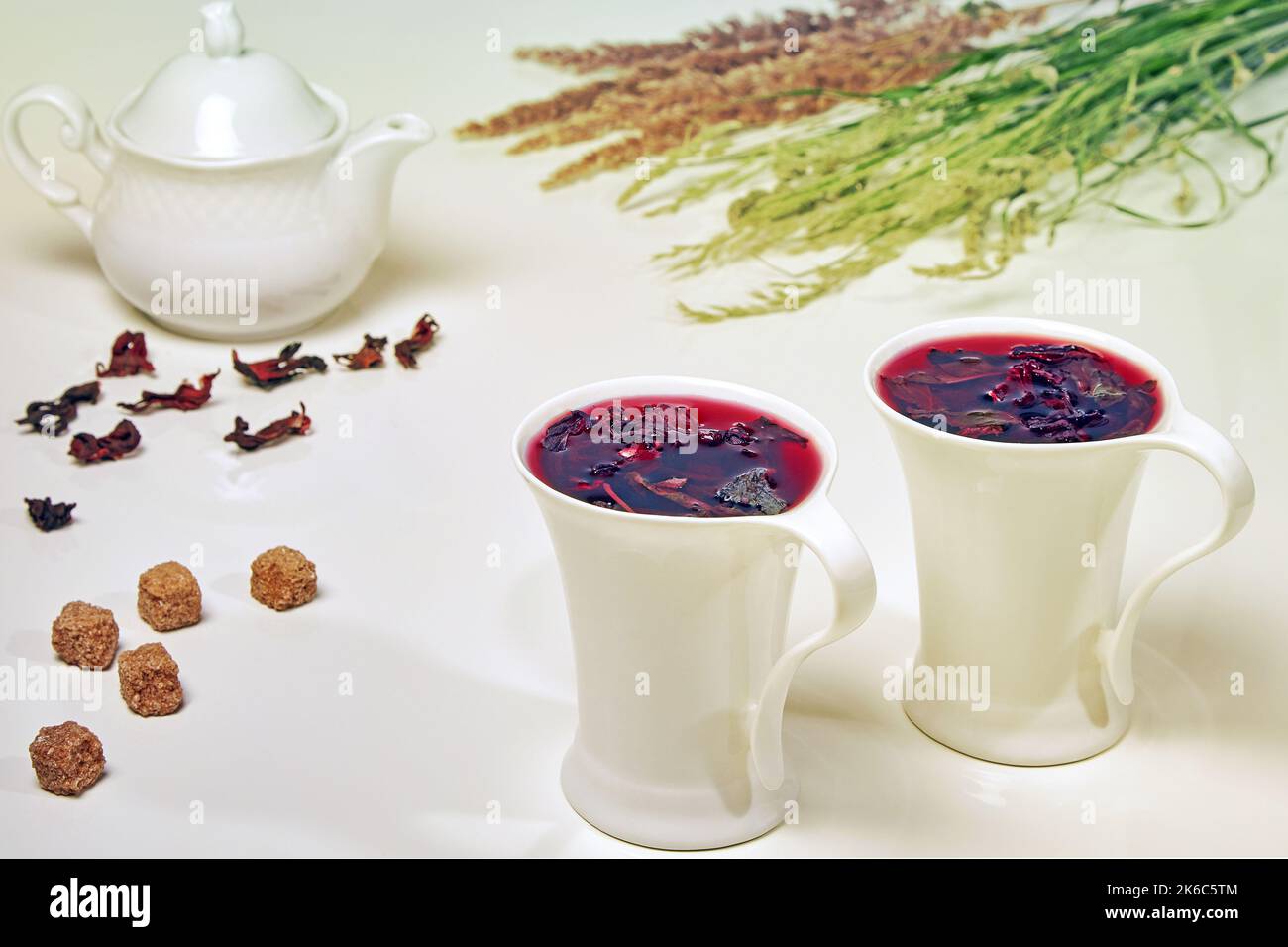 Tisane de fleurs d'hibiscus de rose soudanais et menthe dans elega Banque D'Images