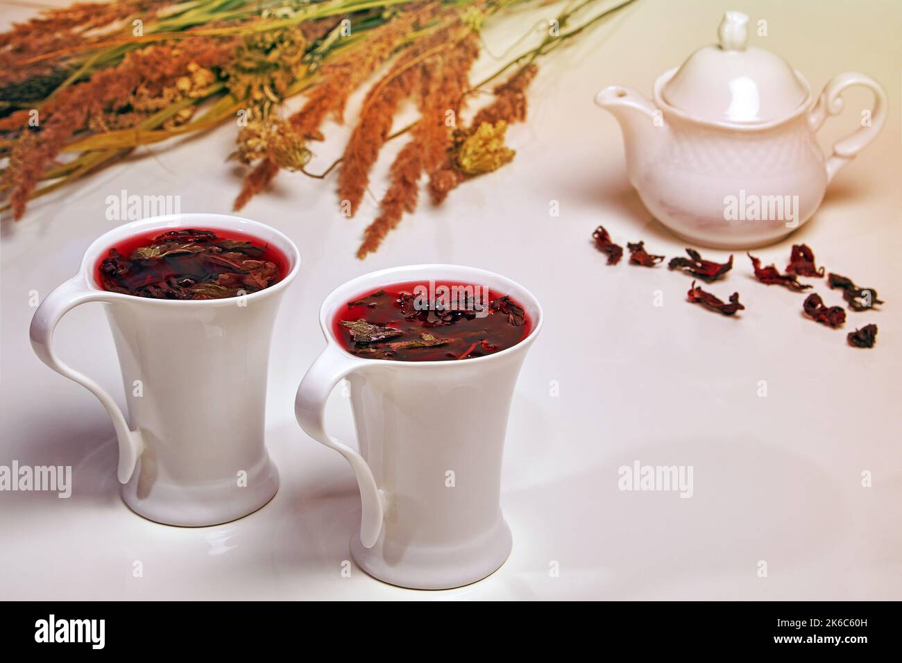 Tisane de fleurs d'hibiscus de rose soudanais et menthe dans elega Banque D'Images