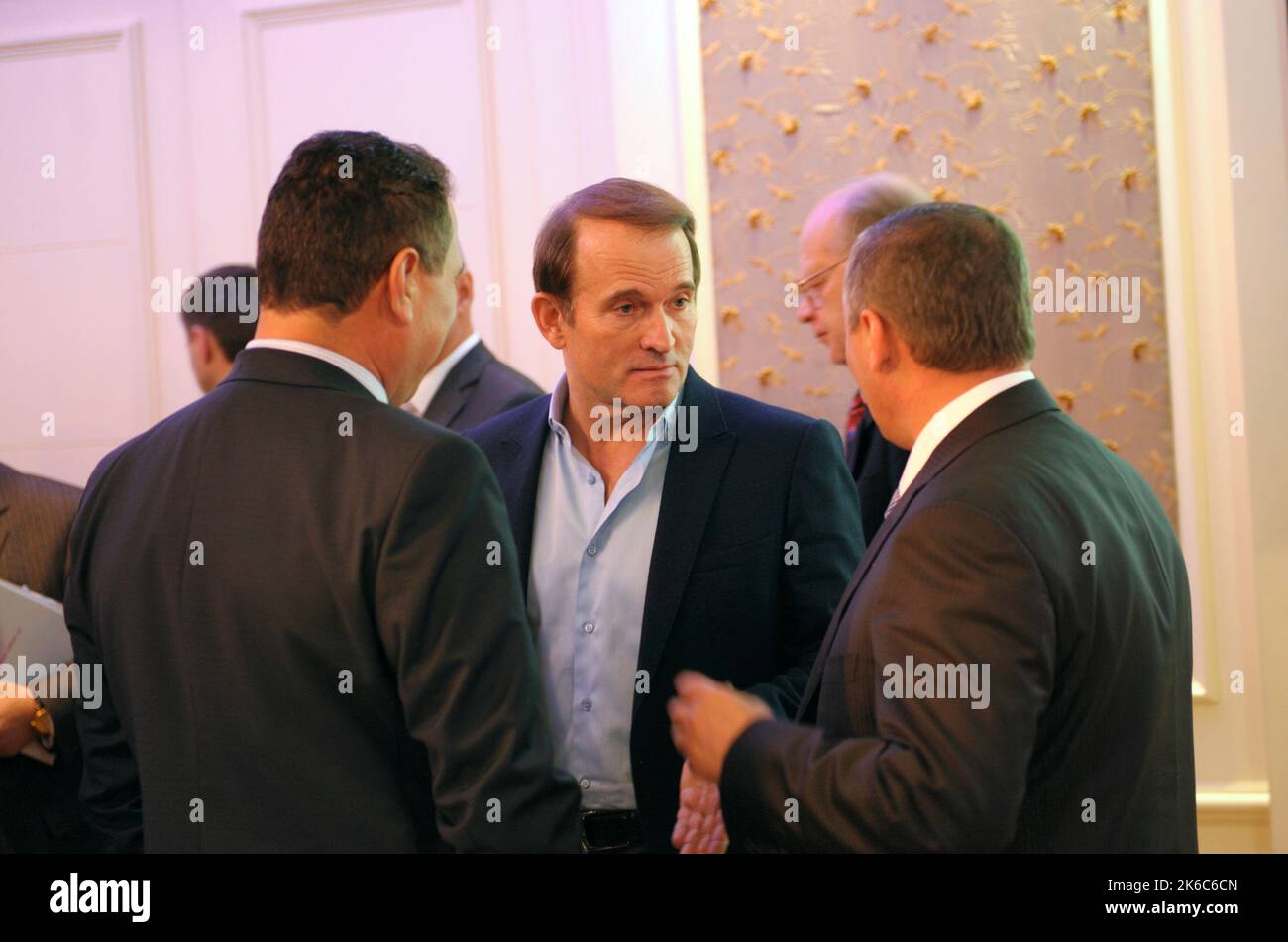 Le politicien ukrainien Victor Medvedchuk communique dans un hall lors de son congrès du parti choix ukrainien. Kiev, Ukraine Banque D'Images