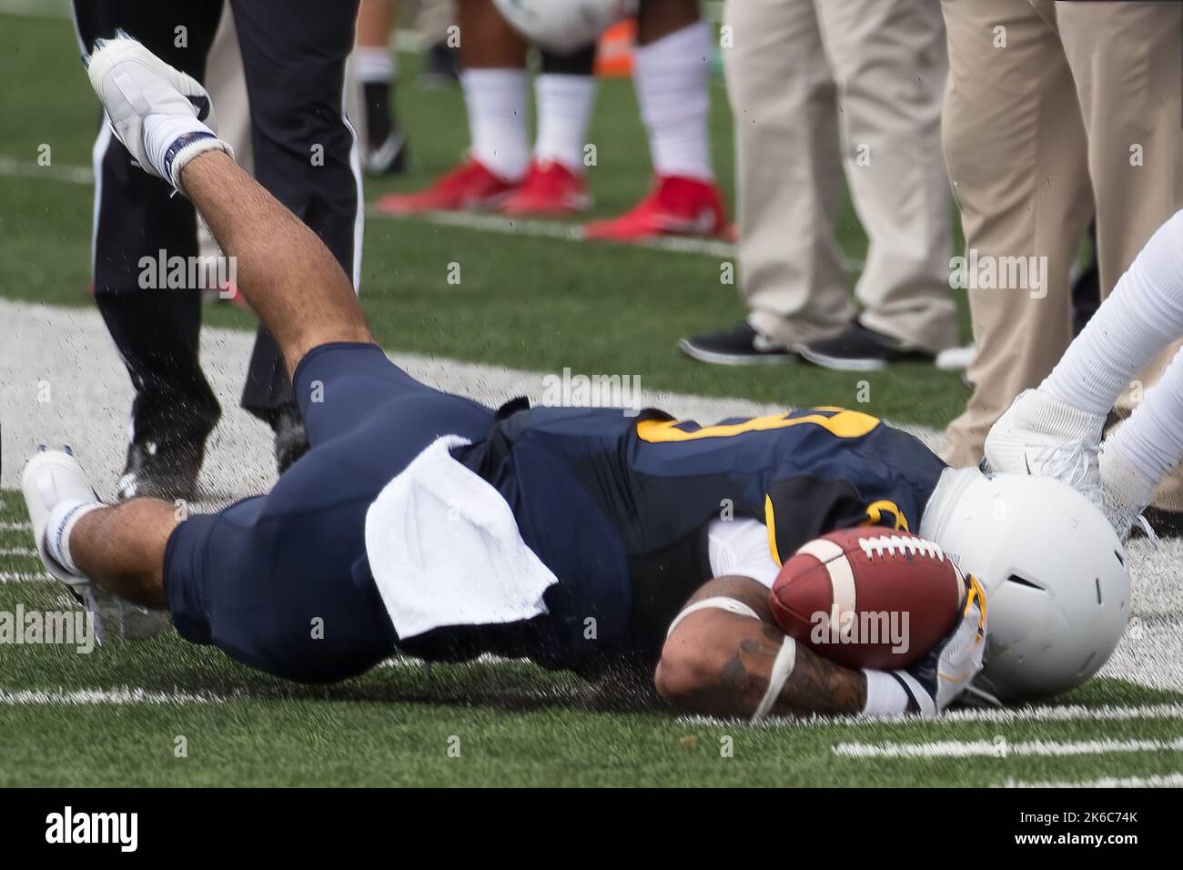 Un joueur de football sur le terrain pendant un match de football universitaire Banque D'Images