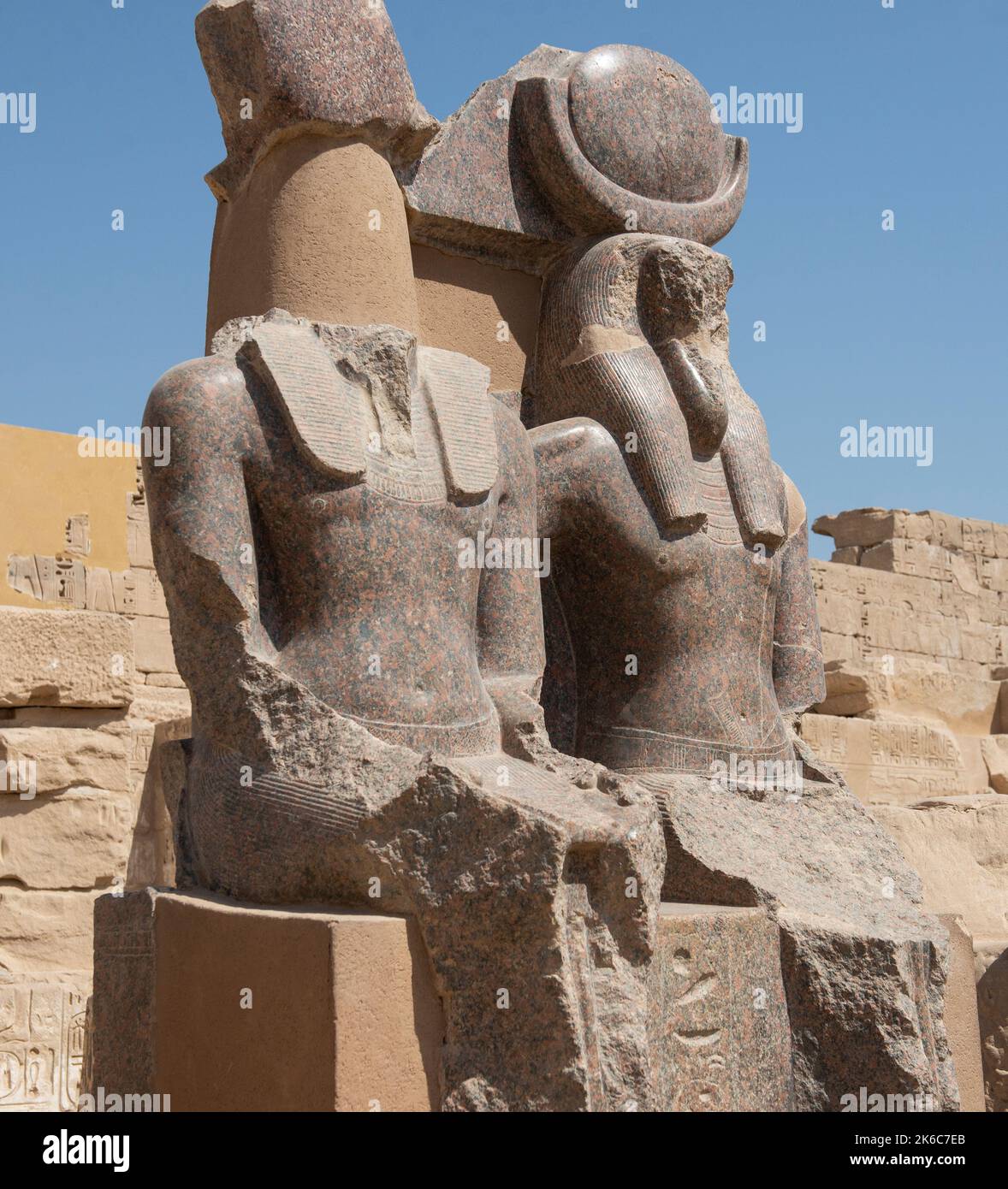 Paire de grandes statues placées dans l'ancien temple égyptien Mediant Habu à Louxor Banque D'Images