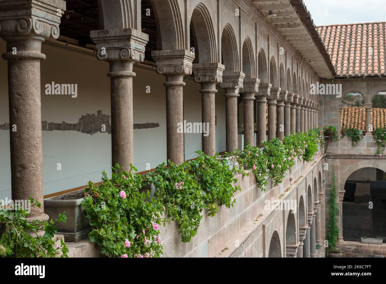 Terrasse ouverte au deuxième étage avec colonnes en pierre et fleurs fraîches de l'ancien bâtiment espagnol Banque D'Images