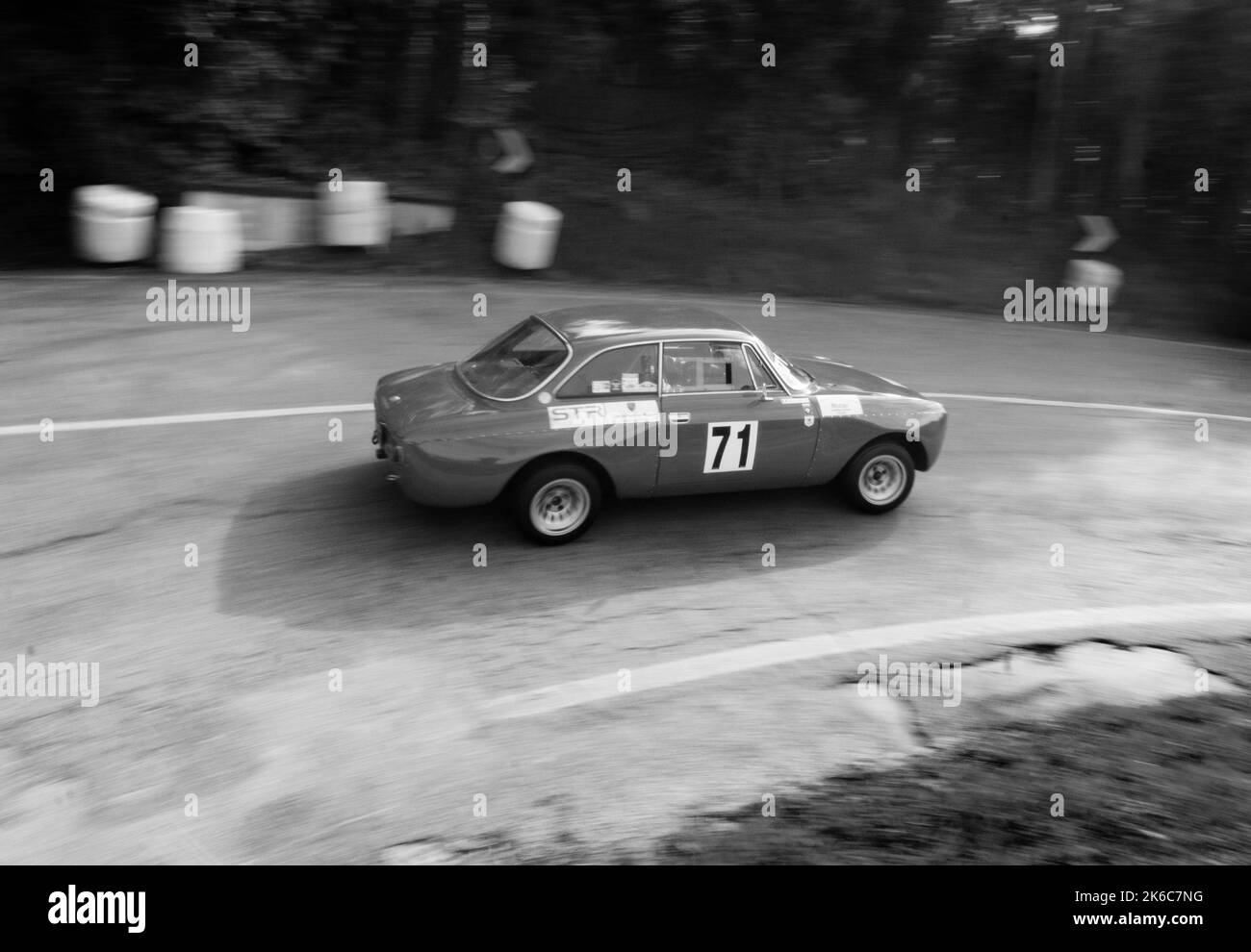 PESARO - ITALIE - OTT 09 - 2022 : rallye de voitures classiques ALFA ROMEO GT JUNIOR EN COURSE coupe pesaro Banque D'Images